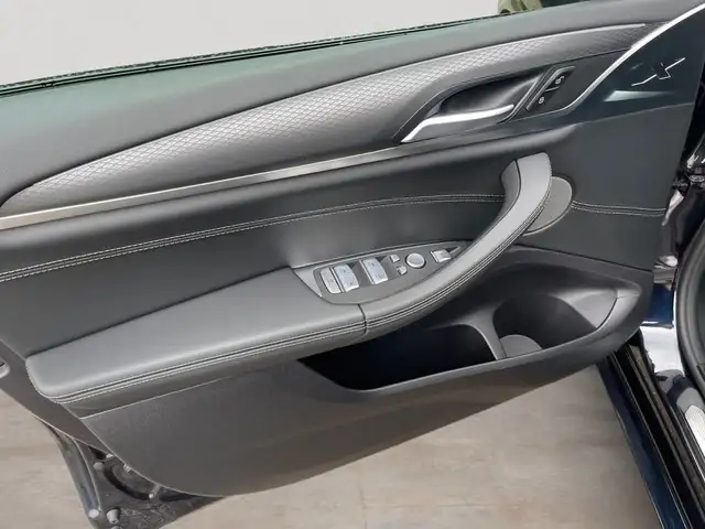 BMW X4 view 13
