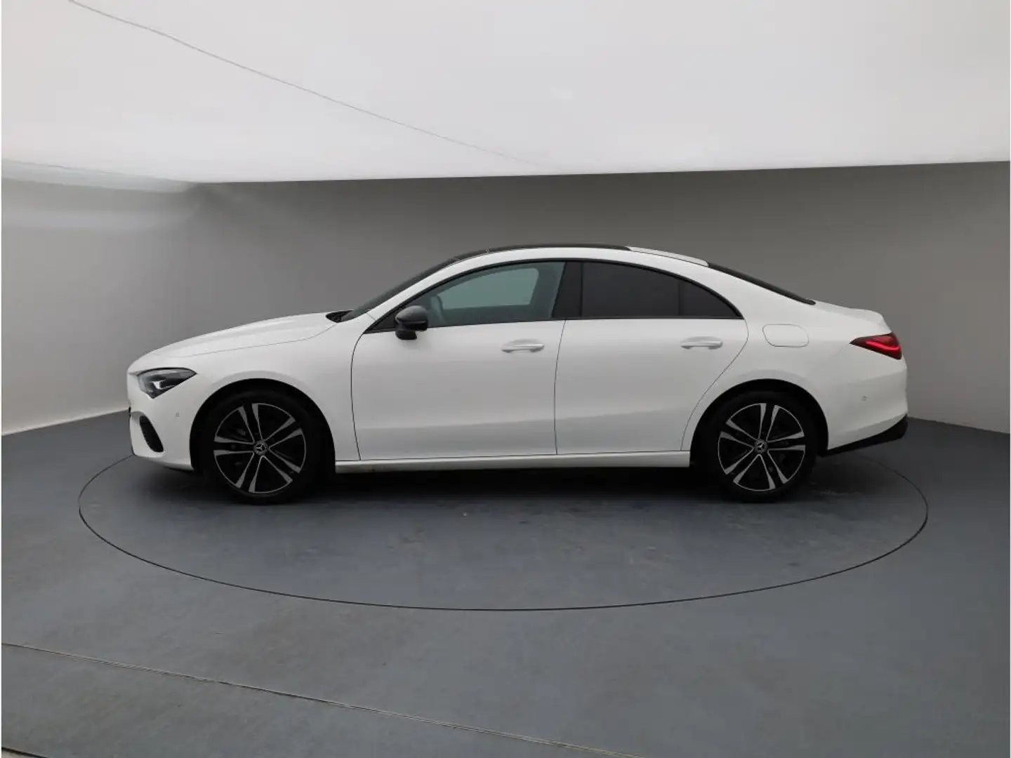 Mercedes-Benz CLA 180 Progressive Line Adv. Plus Night Pano Weiß - 2