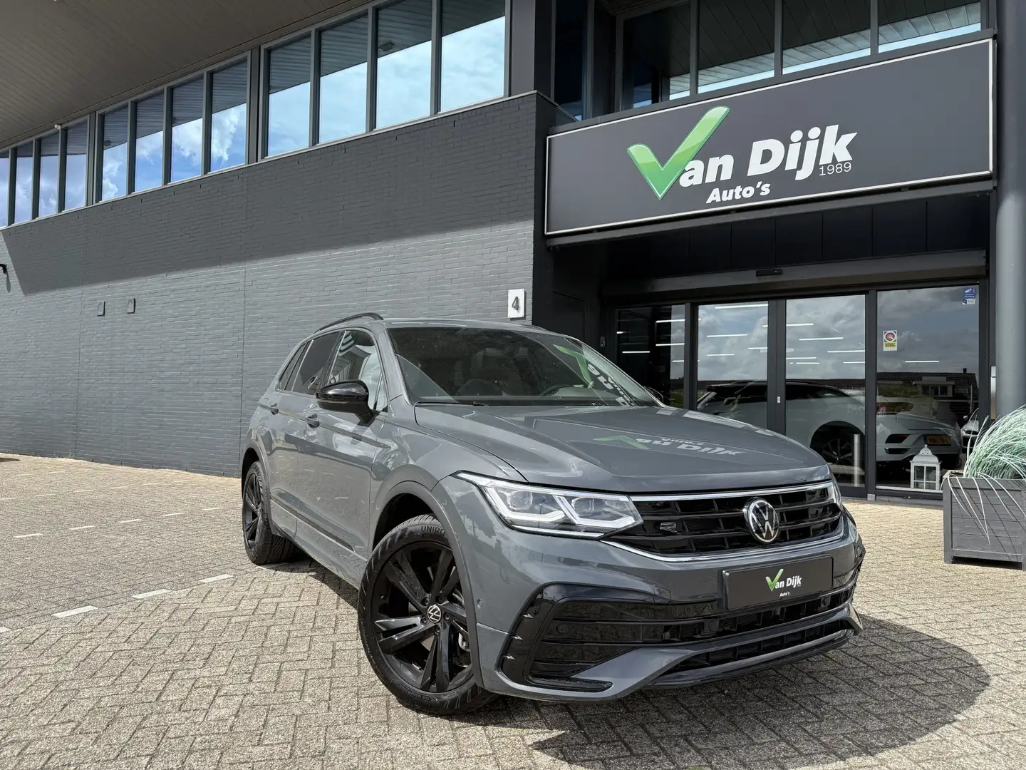 Volkswagen Tiguan 1.4 TSI eHybrid R-Line Panodak Trekhaak Camera Nav Grau - 1