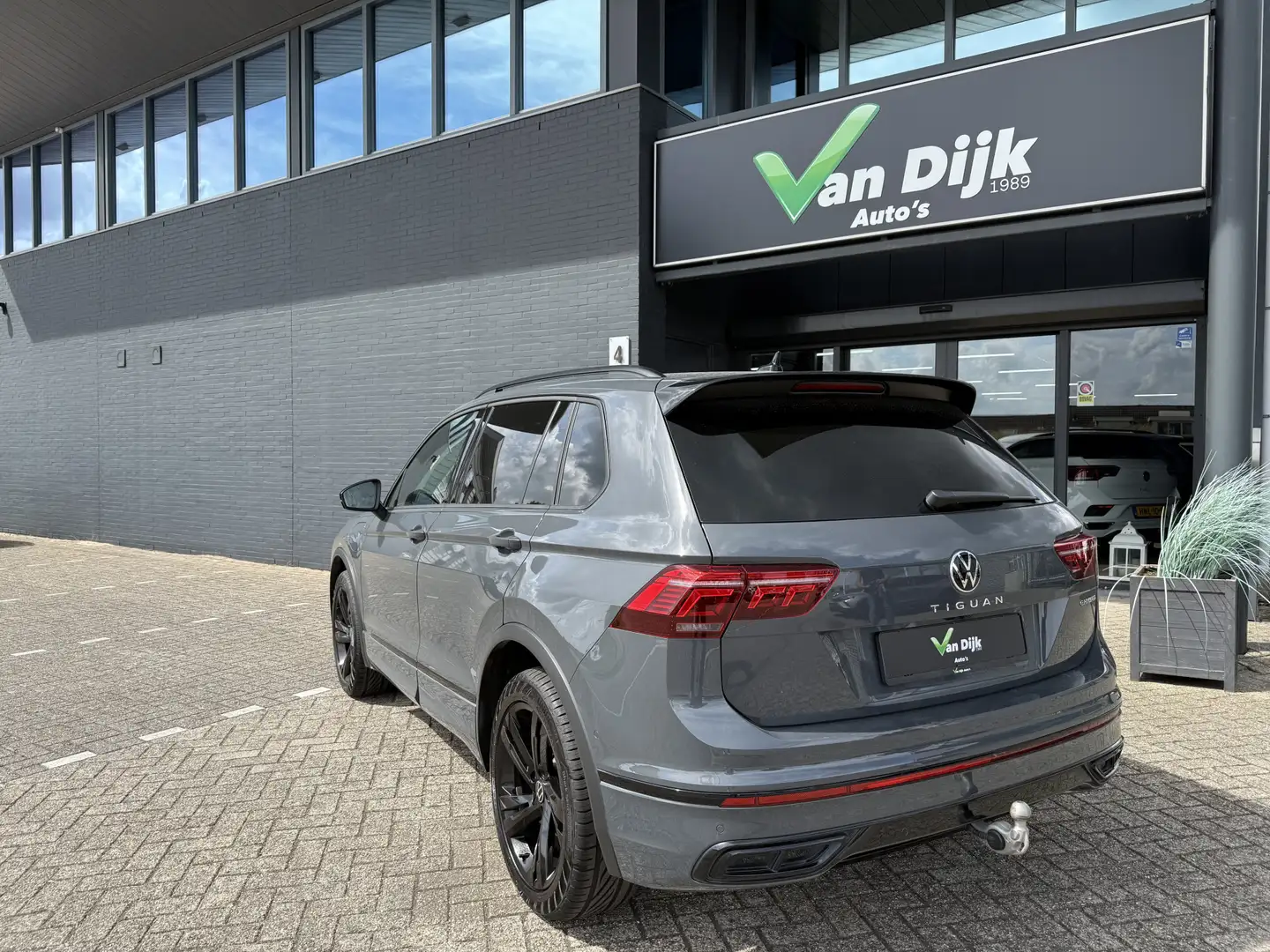 Volkswagen Tiguan 1.4 TSI eHybrid R-Line Panodak Trekhaak Camera Nav Grau - 2