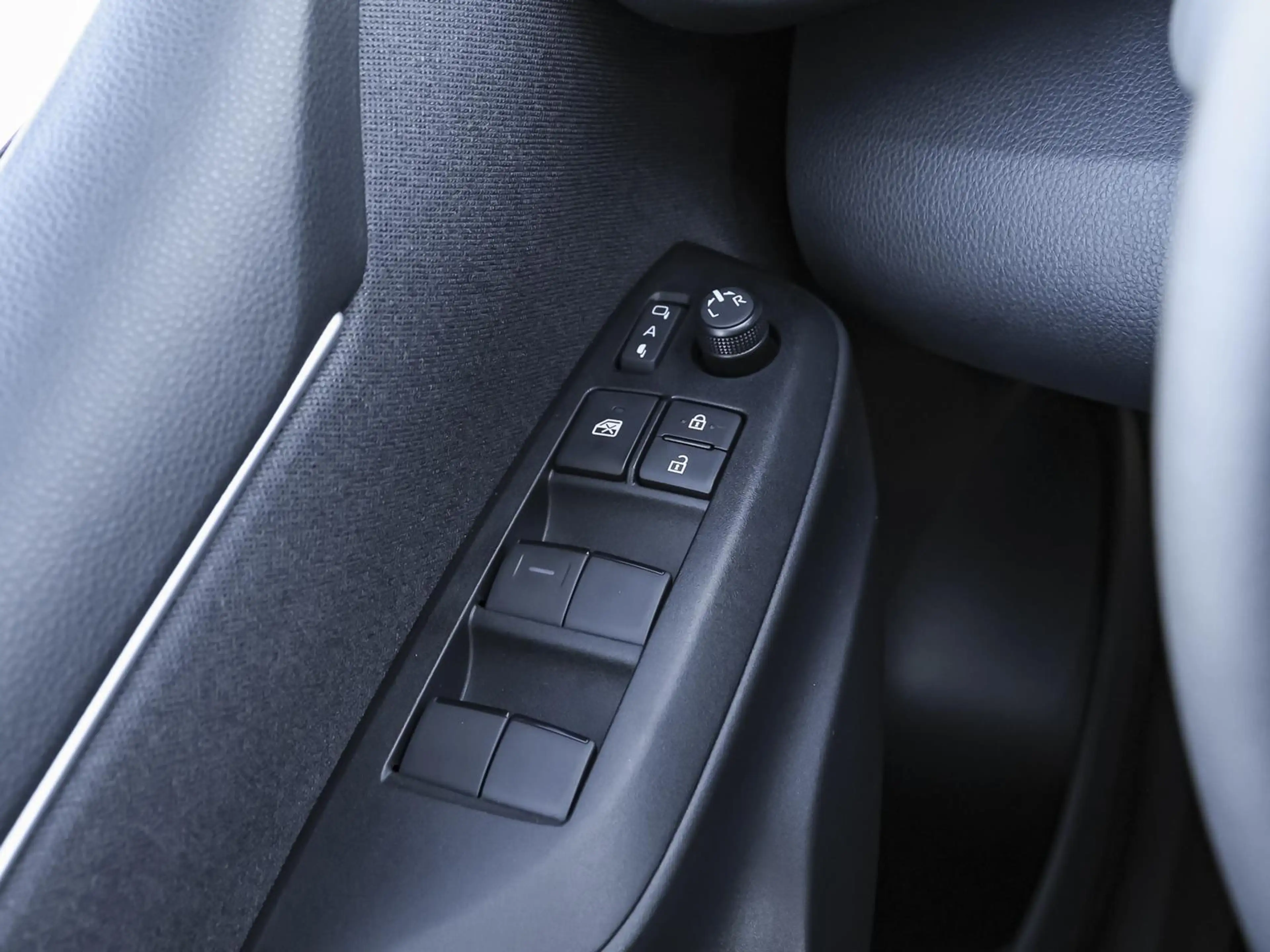 Toyota Yaris Teamplayer 1.5 Hybrid CVT NAVI SHZ PDC — photo 15