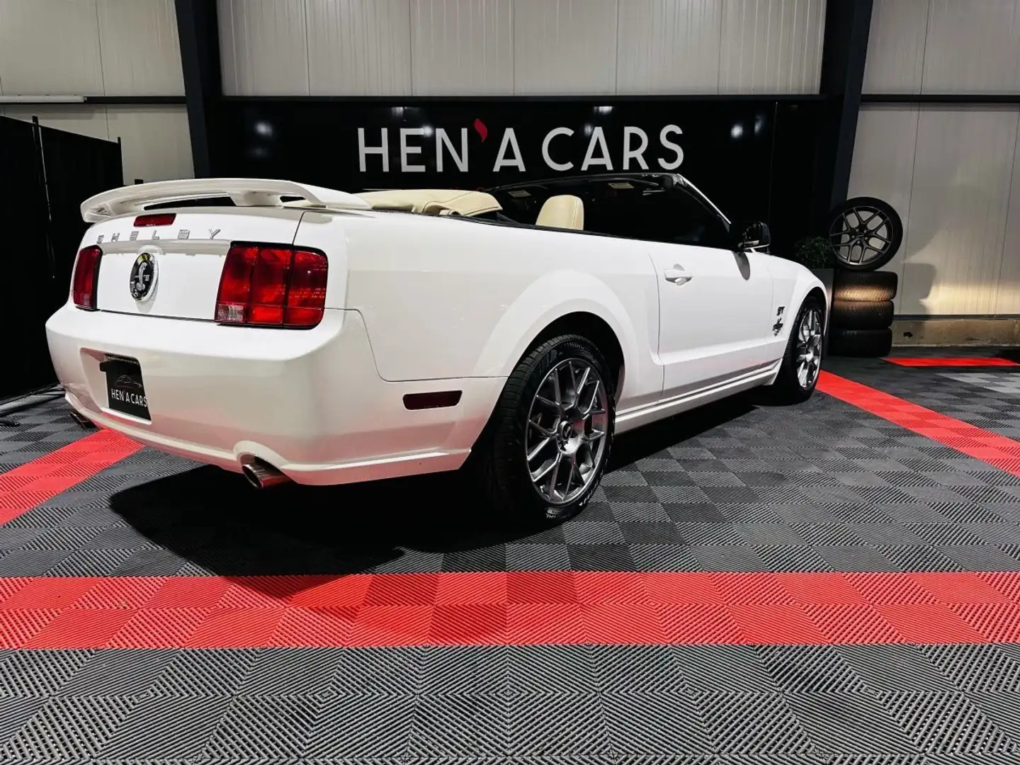 Ford Mustang GT Cabriolet 4.6 V8 300 CV BVA6 Blanc - 2