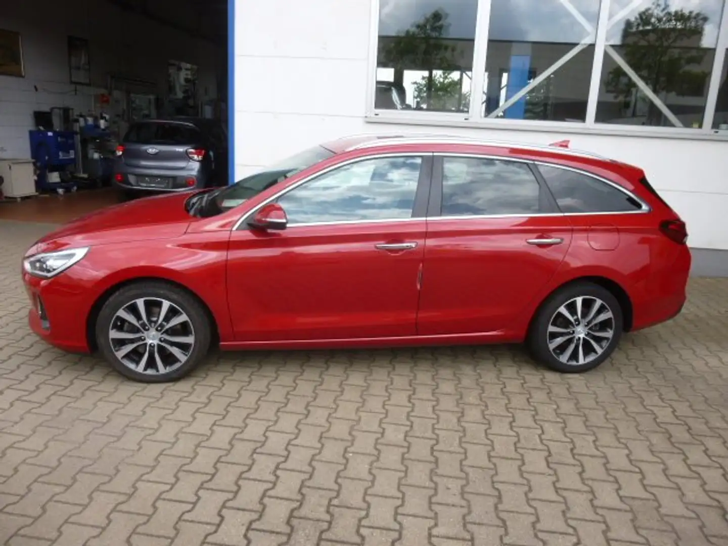 Hyundai i30 Kombi 1.6 CRDI Premium Rot - 2