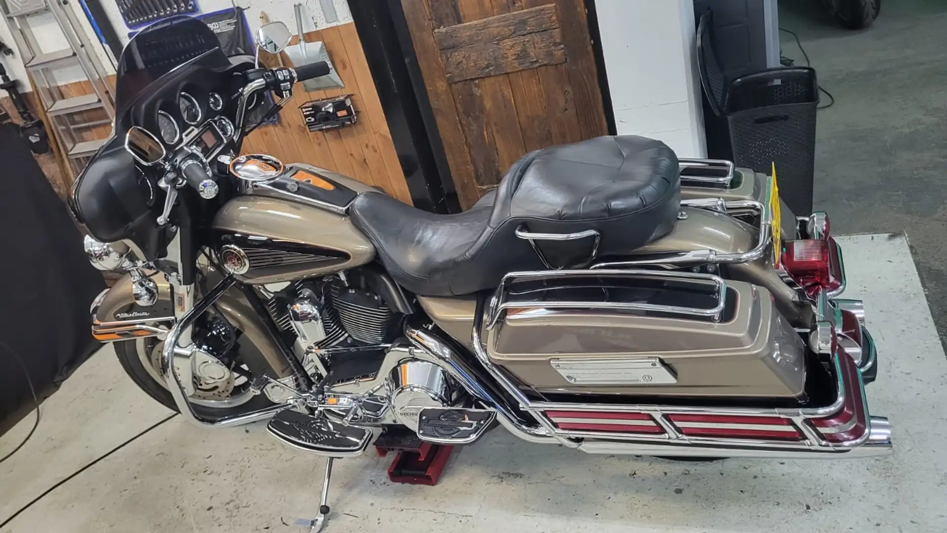 Harley-Davidson Electra Glide Bronz - 1