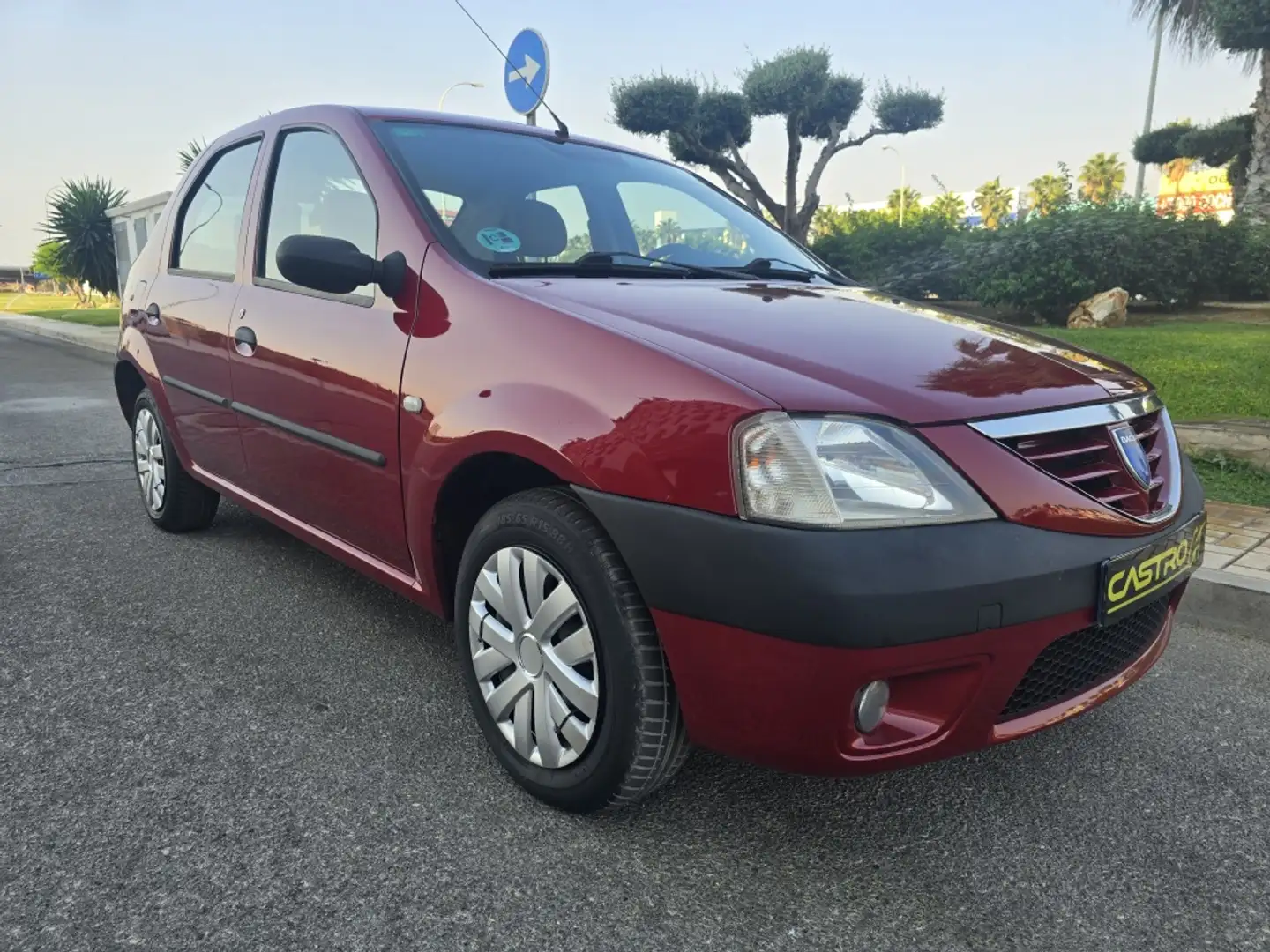 Dacia Logan 1.6 Laureate Fialová - 1