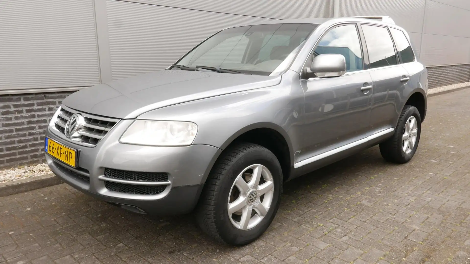 Volkswagen Touareg 2.5 TDI 174 PK Exclusive Edition AUT,NAVI,LEER,TRE Grijs - 2
