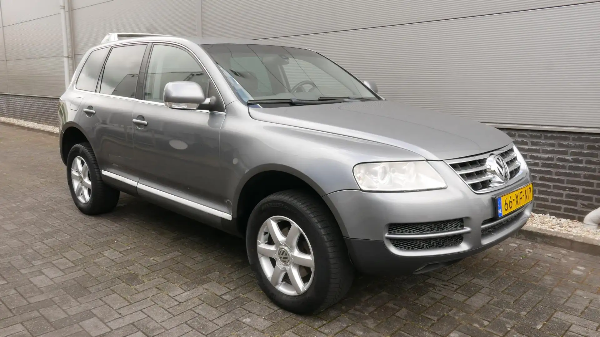 Volkswagen Touareg 2.5 TDI 174 PK Exclusive Edition AUT,NAVI,LEER,TRE Grijs - 1