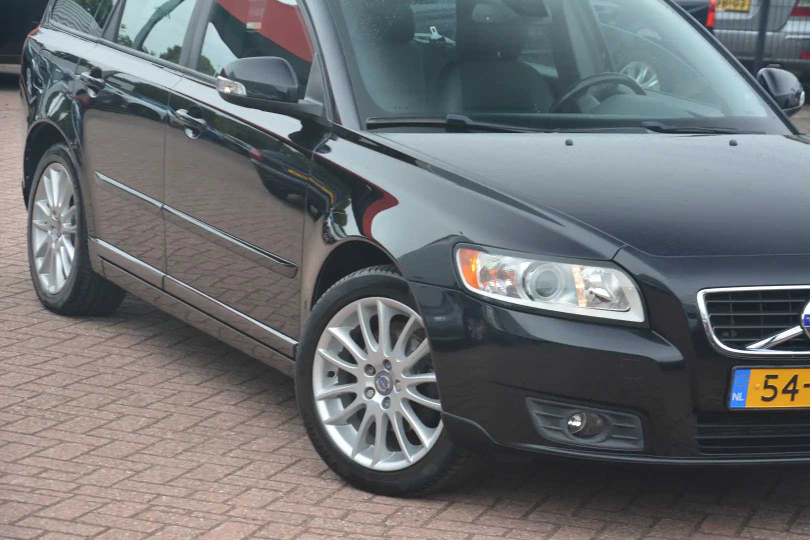 Volvo V50 2.0 Sport | Clima | Cruise-control | PDC | LMV | N Zwart - 2