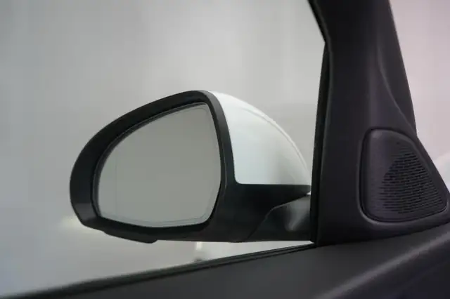 Mercedes-Benz C-Class view 29