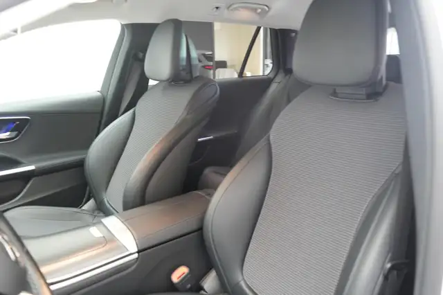 Mercedes-Benz 220 view 10