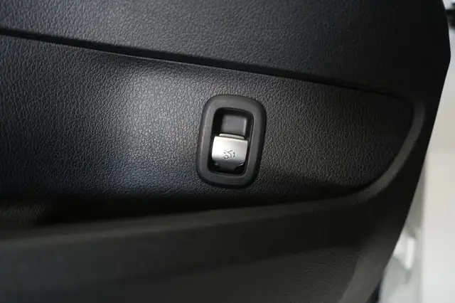 Mercedes-Benz C-Class view 28