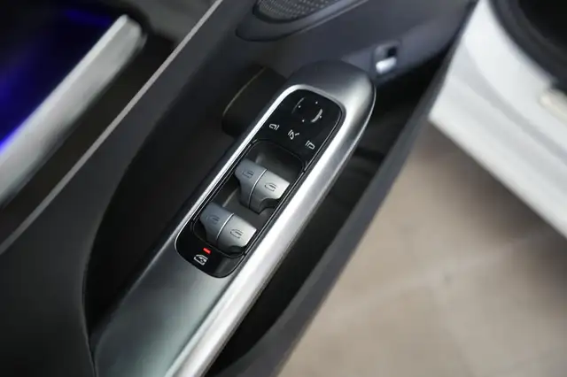 Mercedes-Benz C-Class view 25
