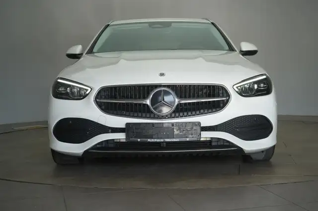 Mercedes-Benz 220 view 2