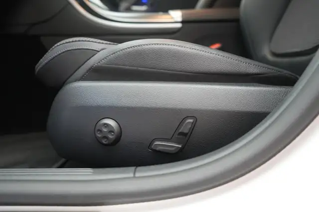 Mercedes-Benz C-Class view 27