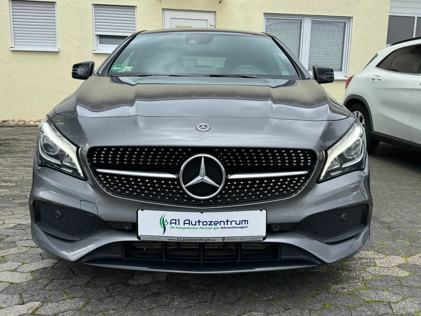Mercedes-Benz CLA 220 d SB Auto. AMG Line Edition Night Paket Navi Leder Grau - 2