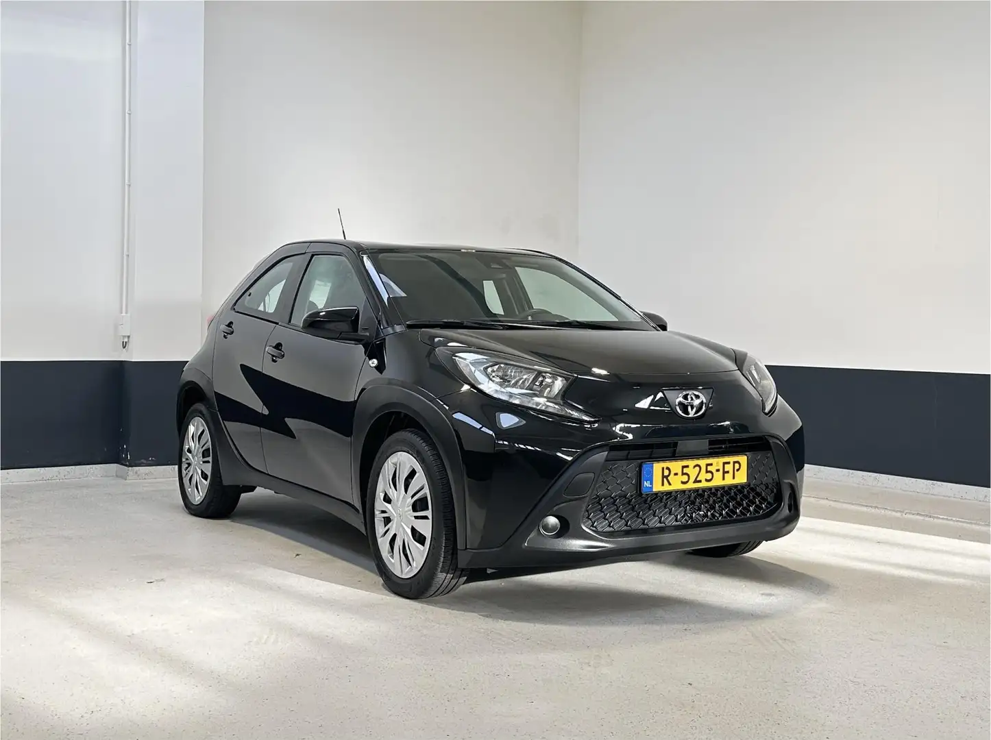 Toyota Aygo X 1.0 VVT-i MT Play |Apple Carplay/ Android auto | B Zwart - 1