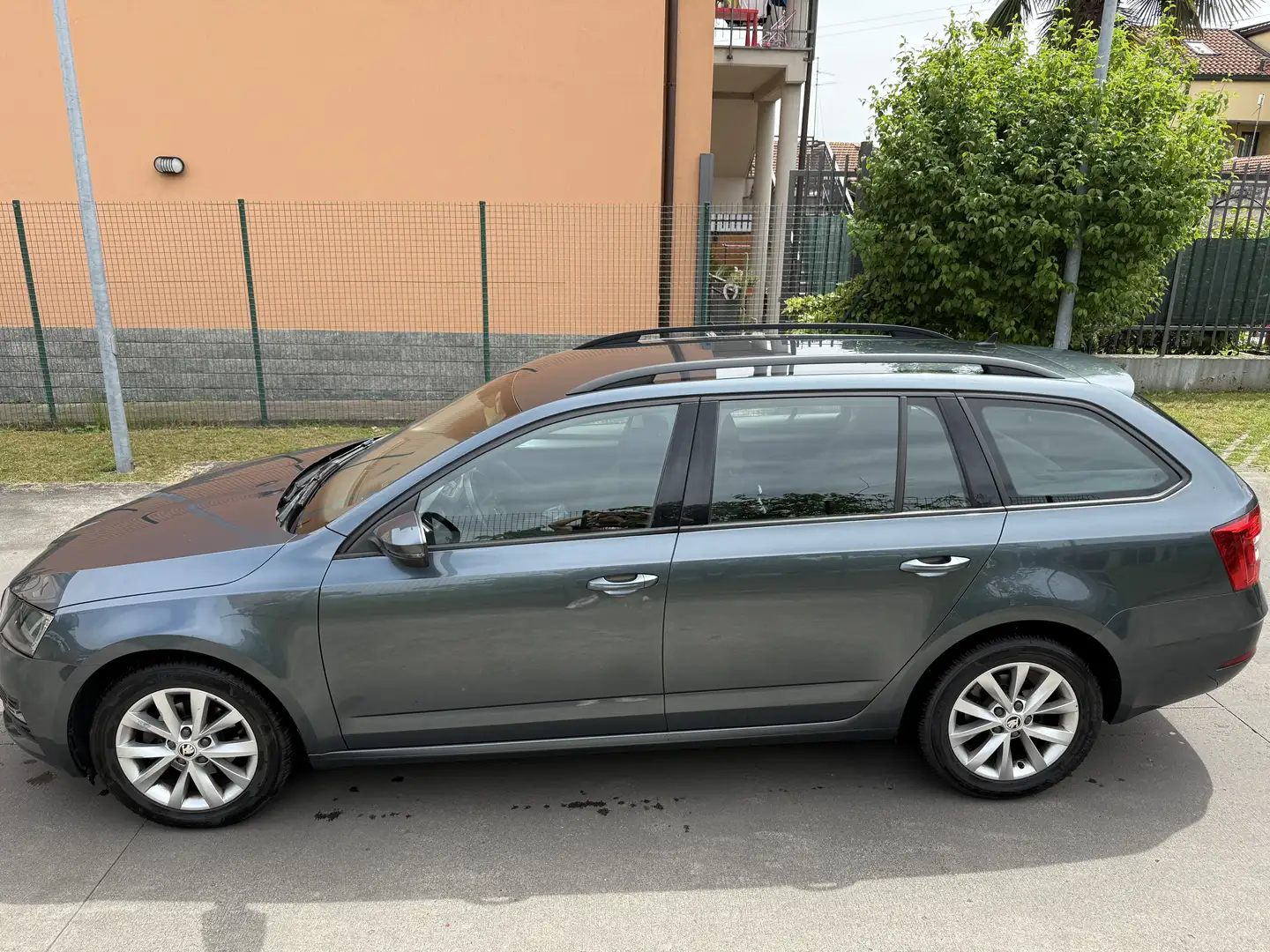 Skoda Octavia Wagon 1.6 TDI Executive DSG Grigio - 2