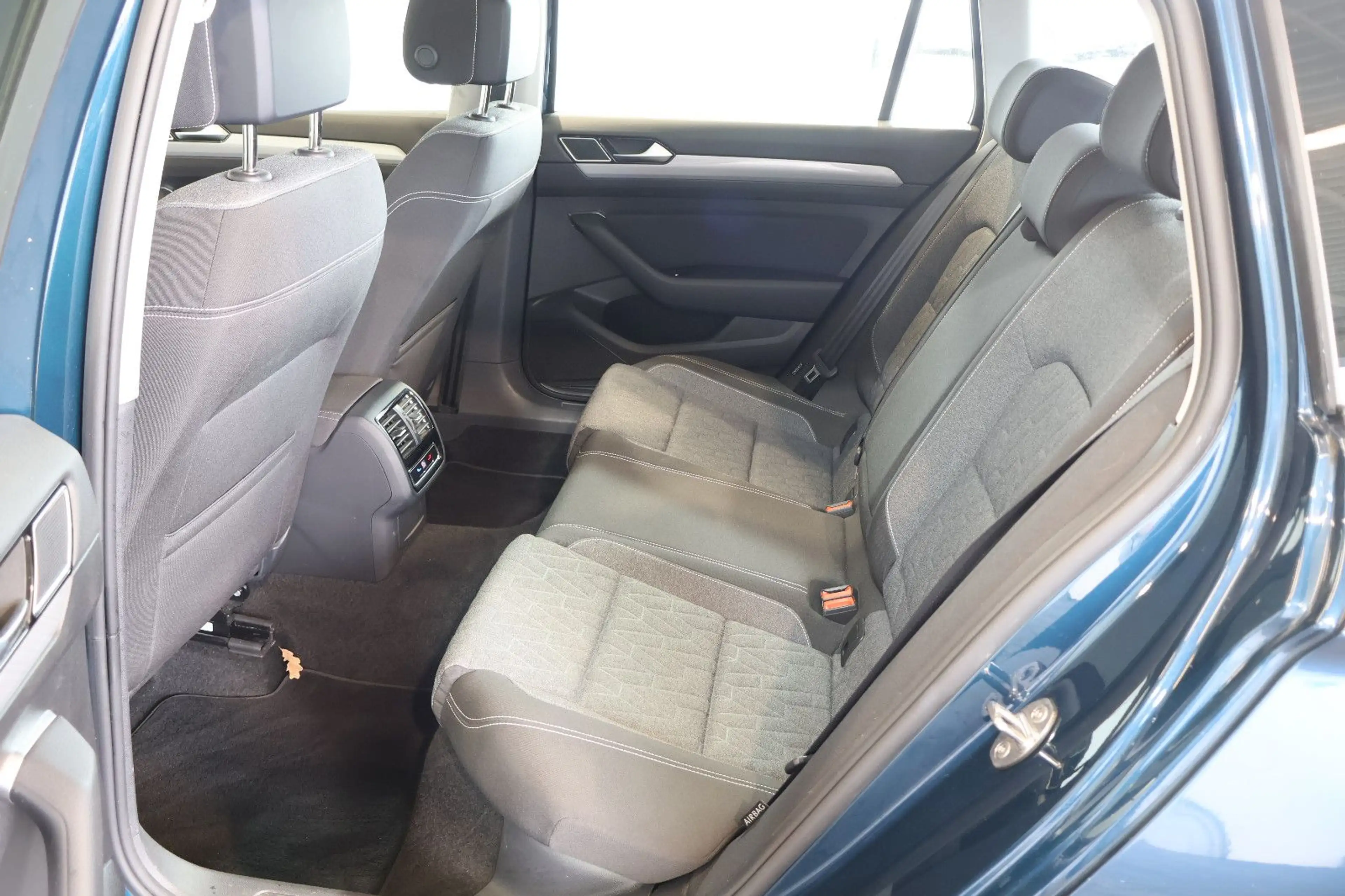 Volkswagen Passat Variant Passat 2.0 TDI Business HUD+AID+MATRIX+PANO+AHK — photo 13