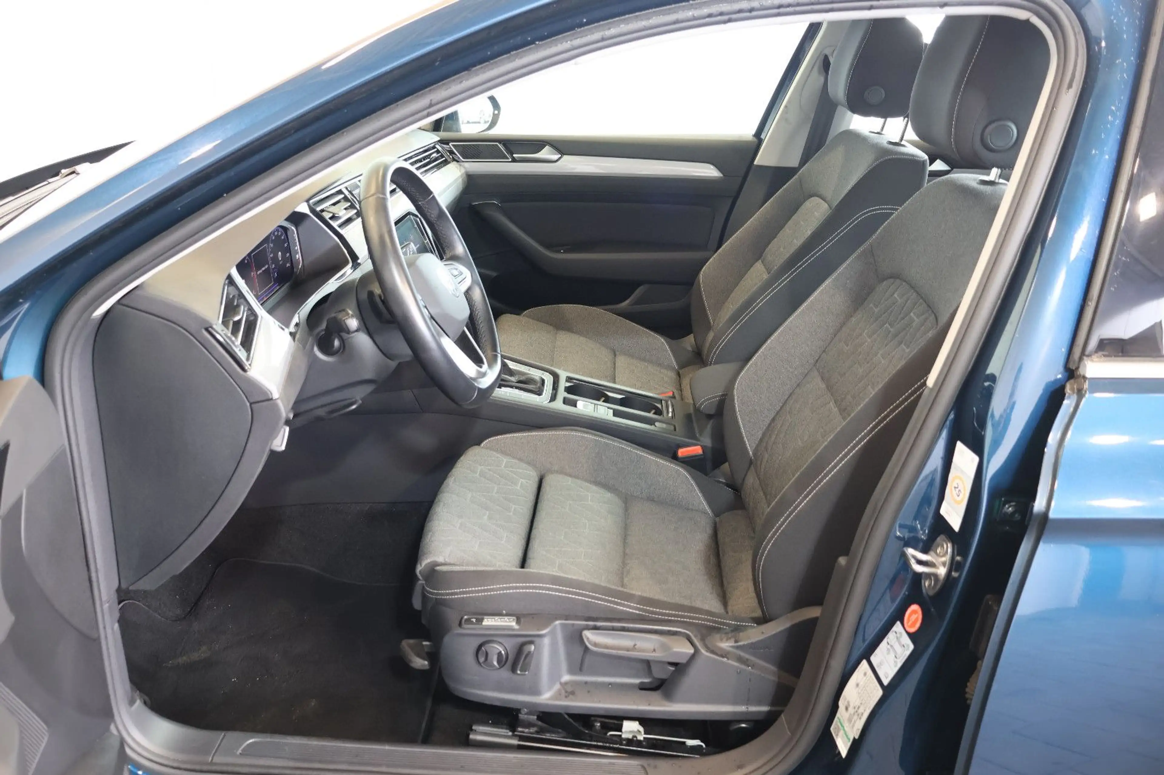 Volkswagen Passat Variant Passat 2.0 TDI Business HUD+AID+MATRIX+PANO+AHK — photo 12