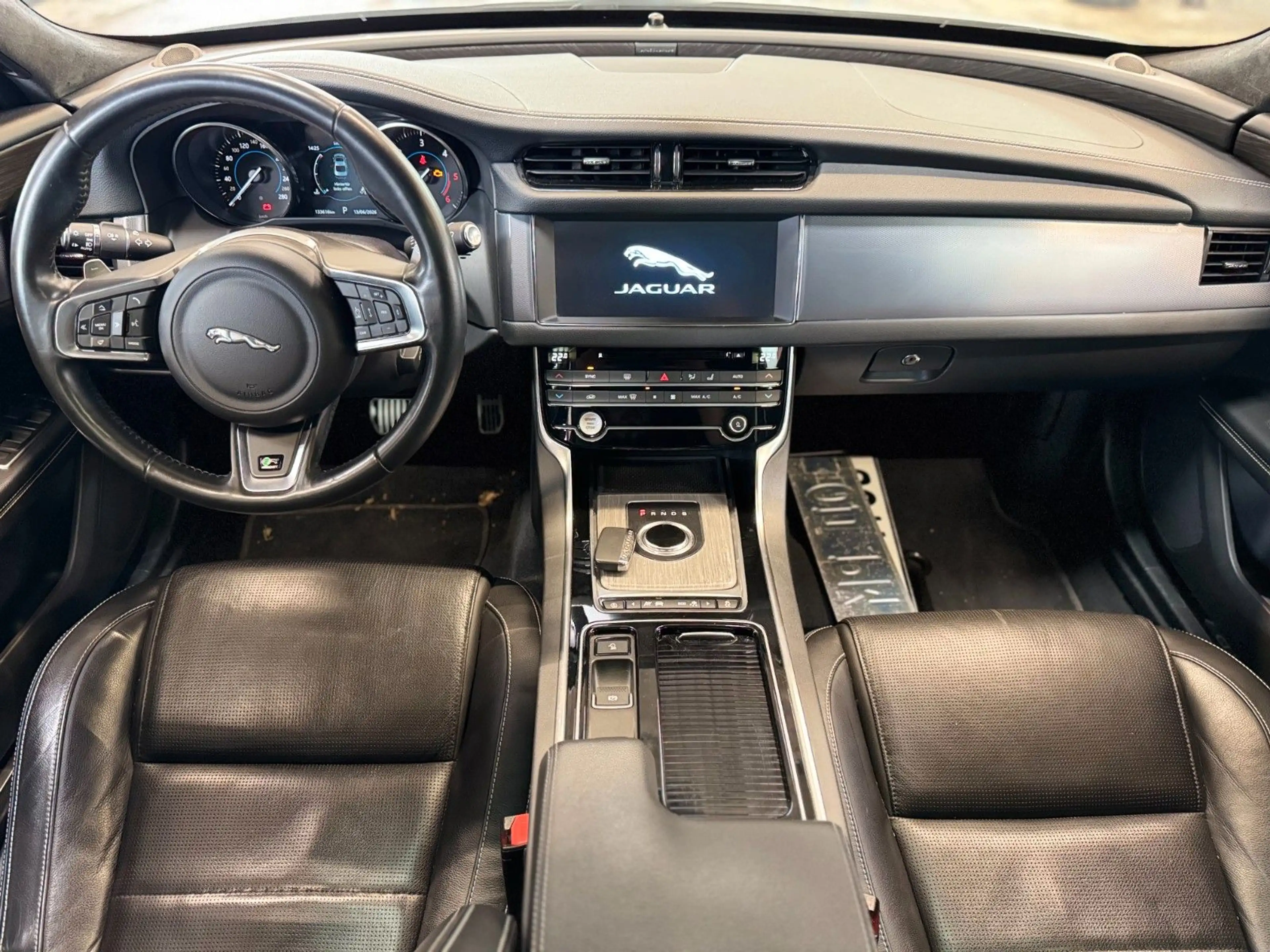 Jaguar XF 30d 300PS R-Sport Automatik — photo 10