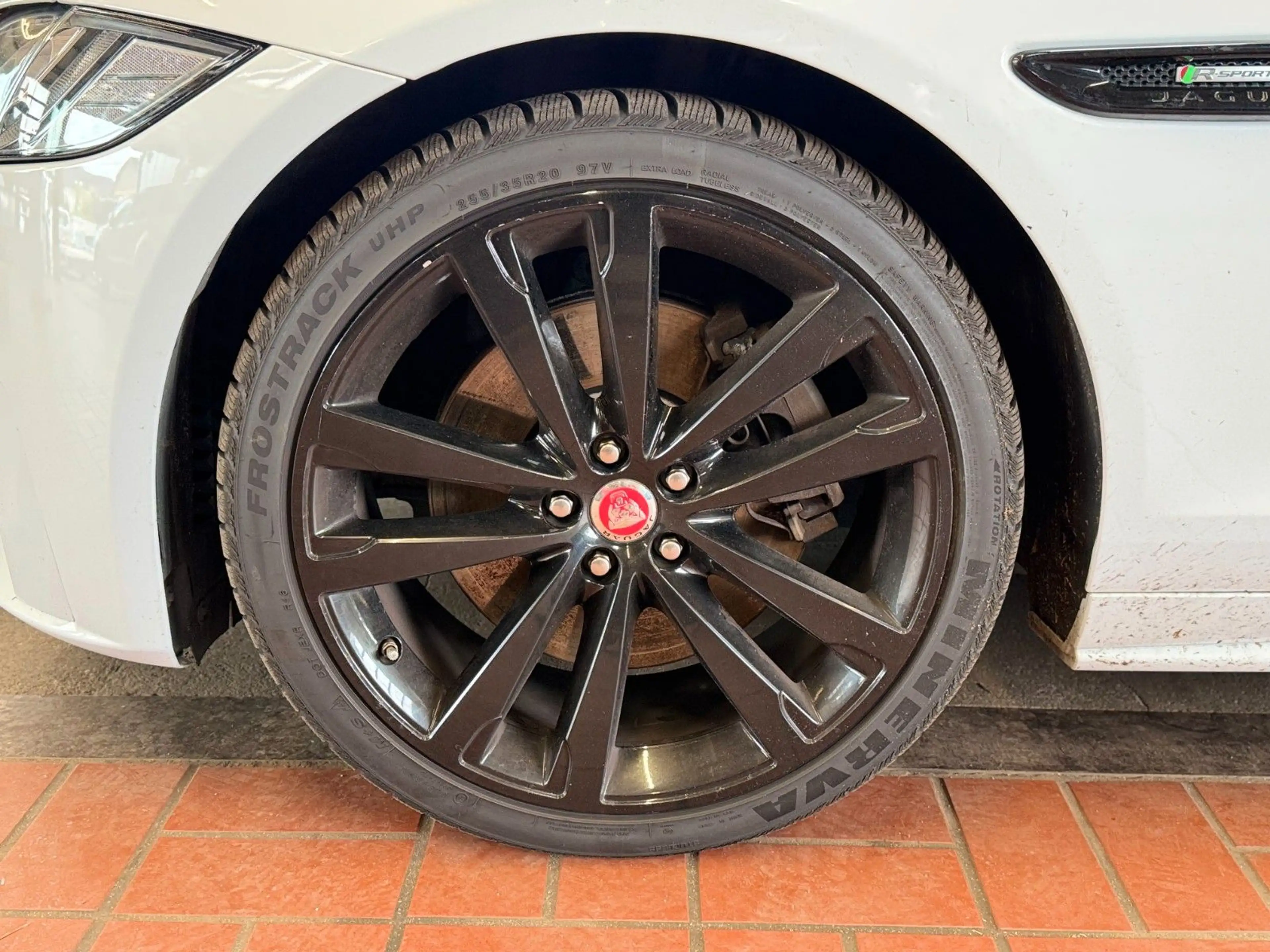 Jaguar XF 30d 300PS R-Sport Automatik — photo 15