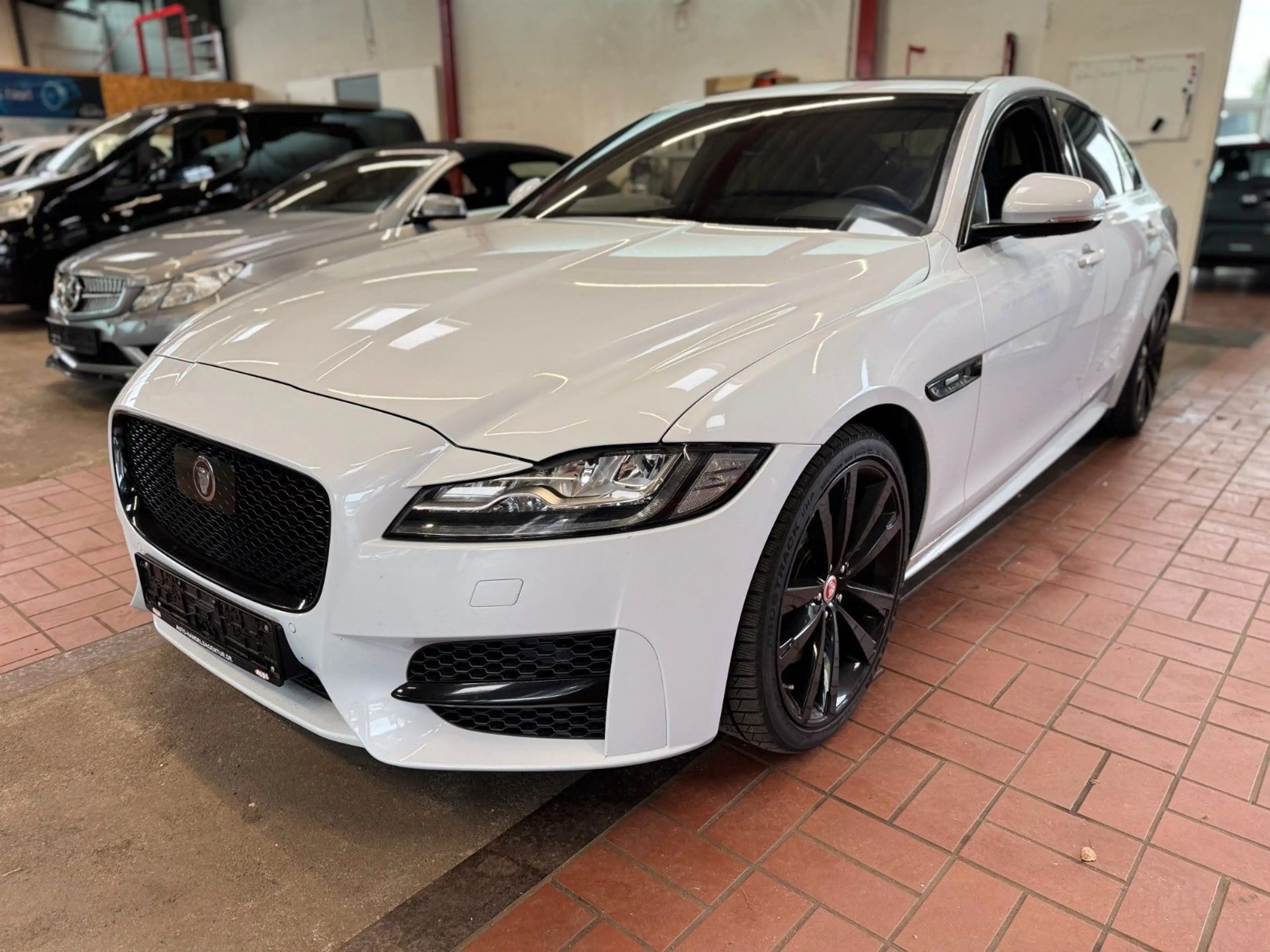 Jaguar XF 30d 300PS R-Sport Automatik — photo 3