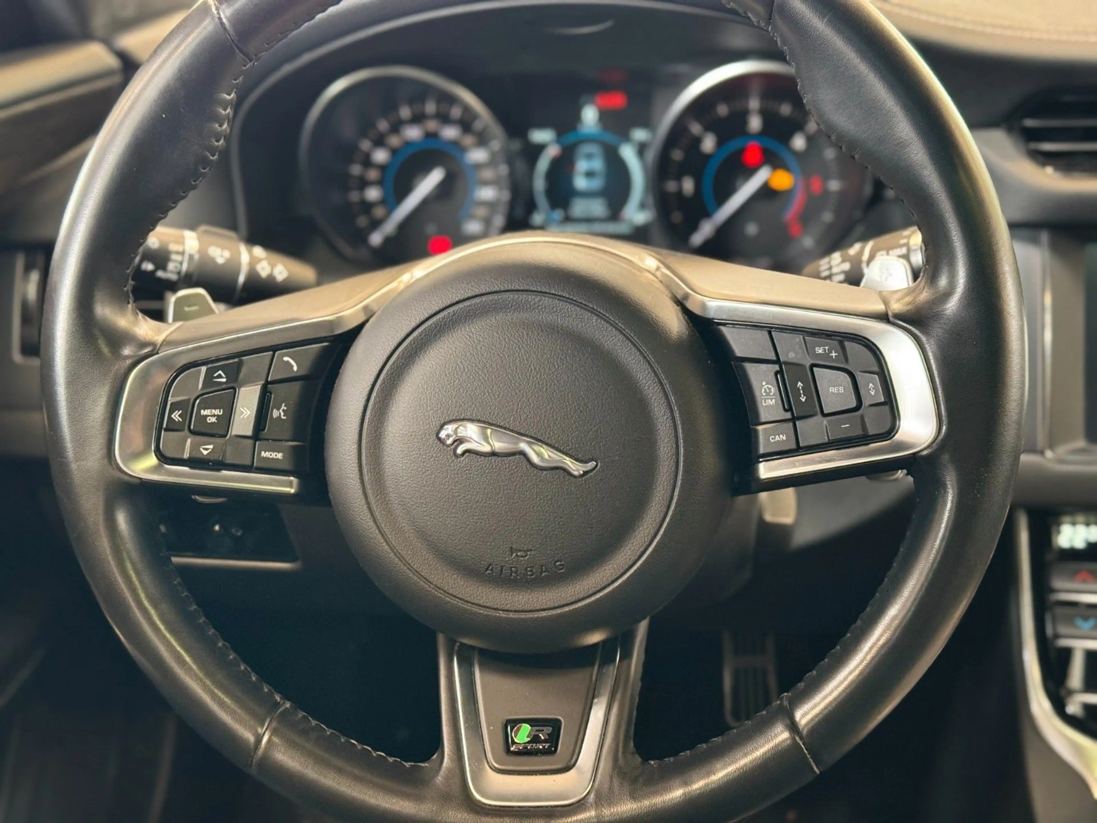 Jaguar XF 30d 300PS R-Sport Automatik — photo 12