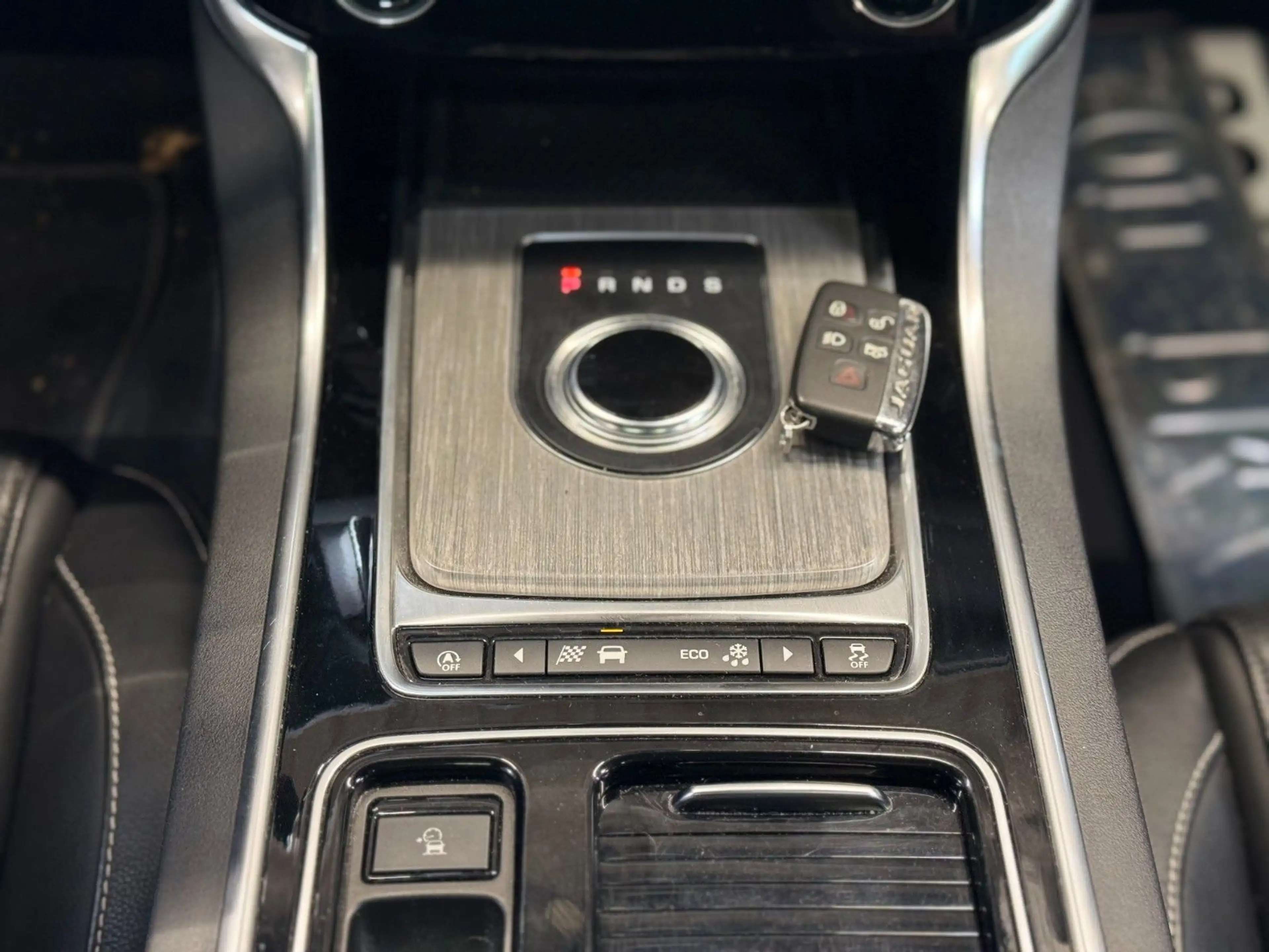 Jaguar XF 30d 300PS R-Sport Automatik — photo 13