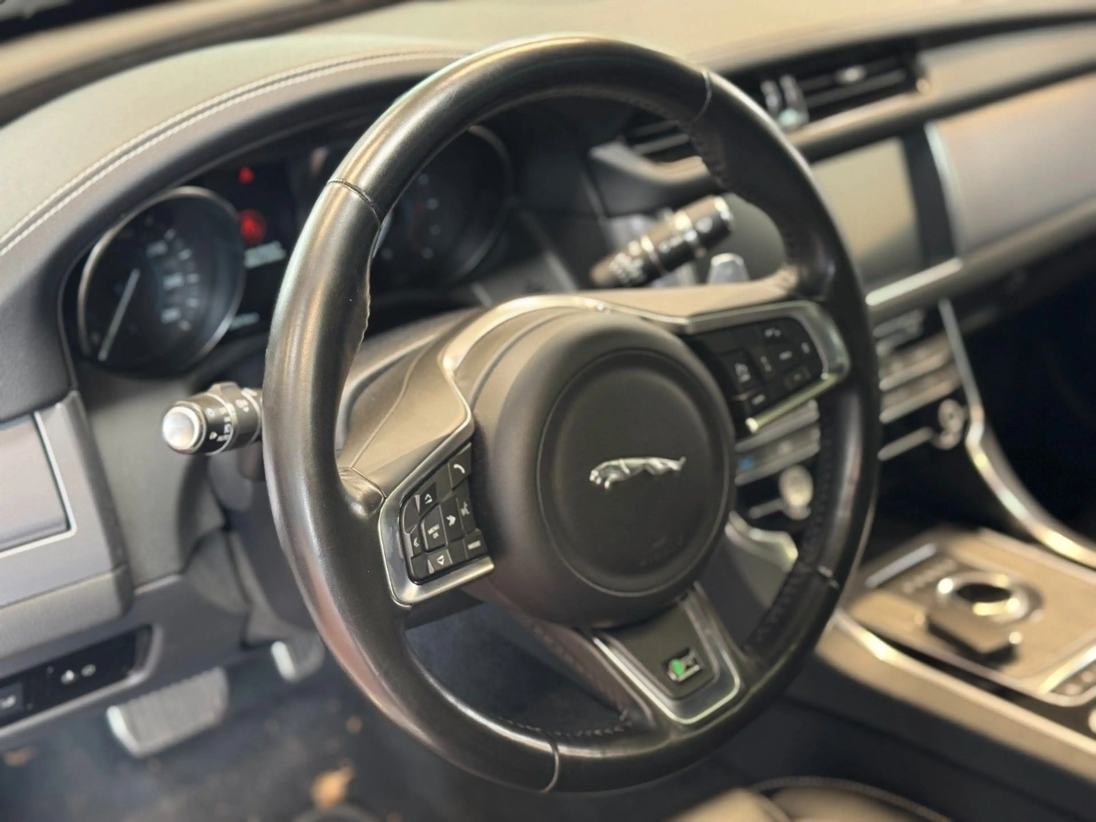 Jaguar XF 30d 300PS R-Sport Automatik — photo 11