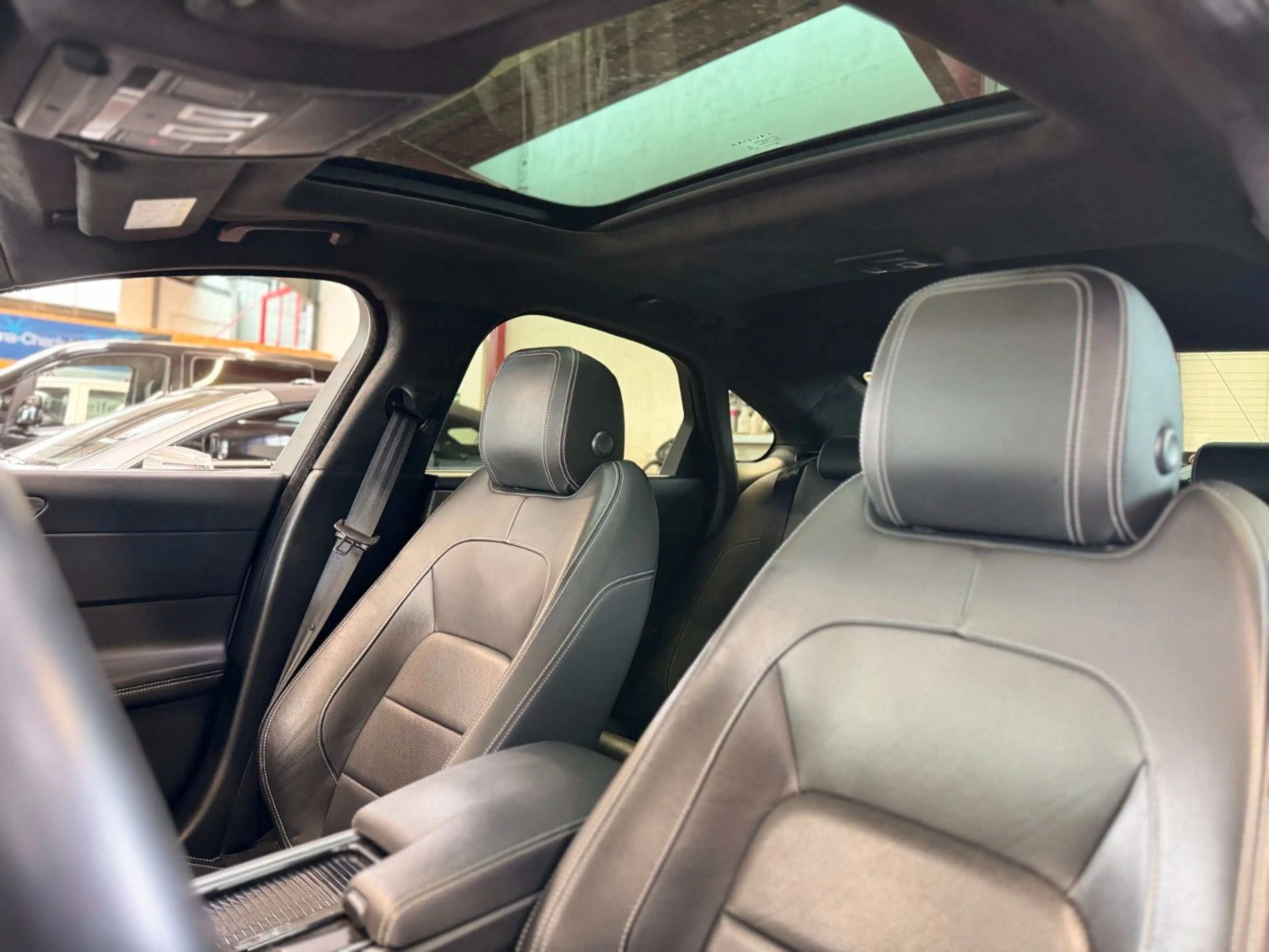 Jaguar XF 30d 300PS R-Sport Automatik — photo 8