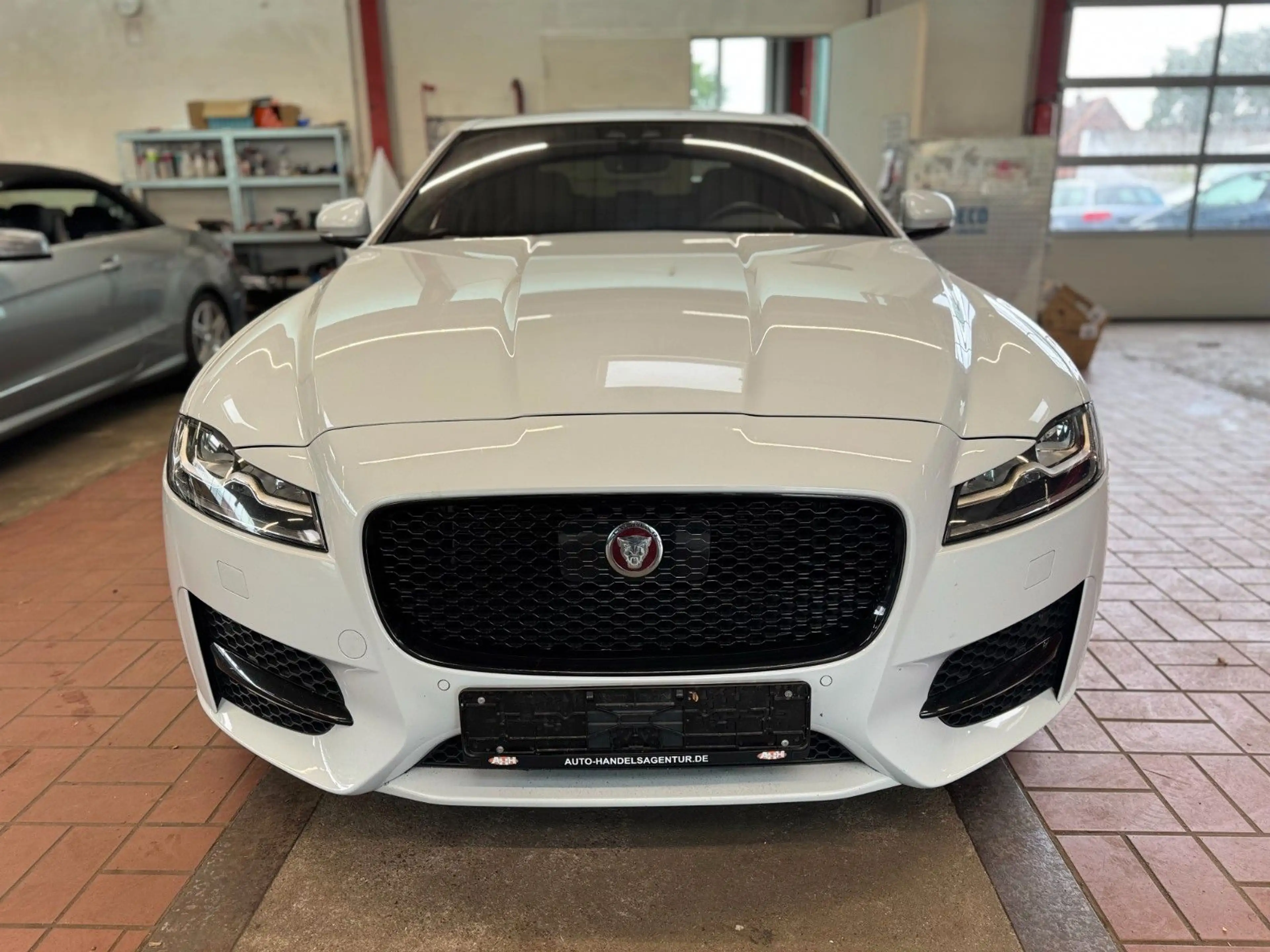 Jaguar XF 30d 300PS R-Sport Automatik — photo 2