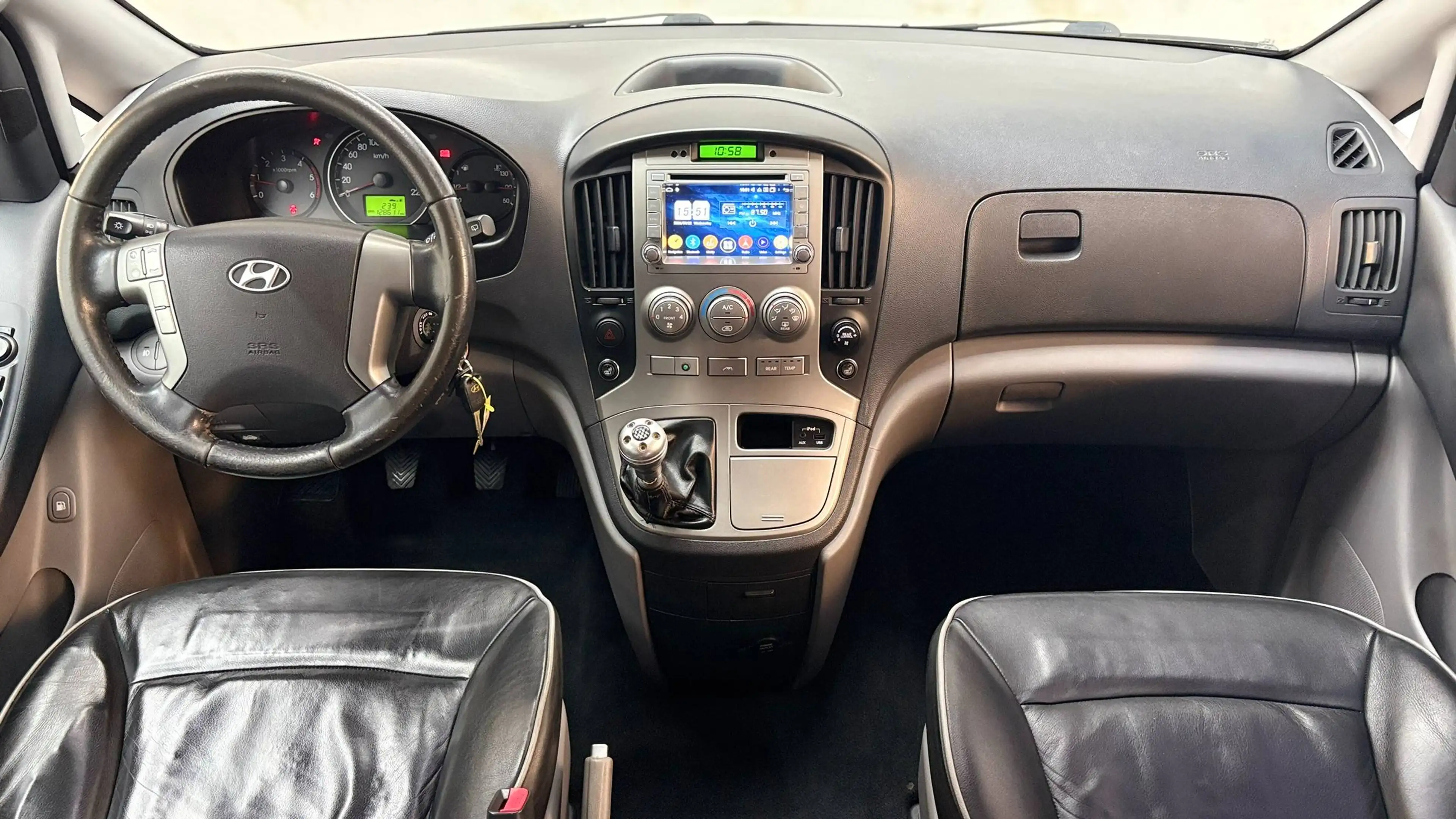 Hyundai H-1 Grand Starex — photo 7