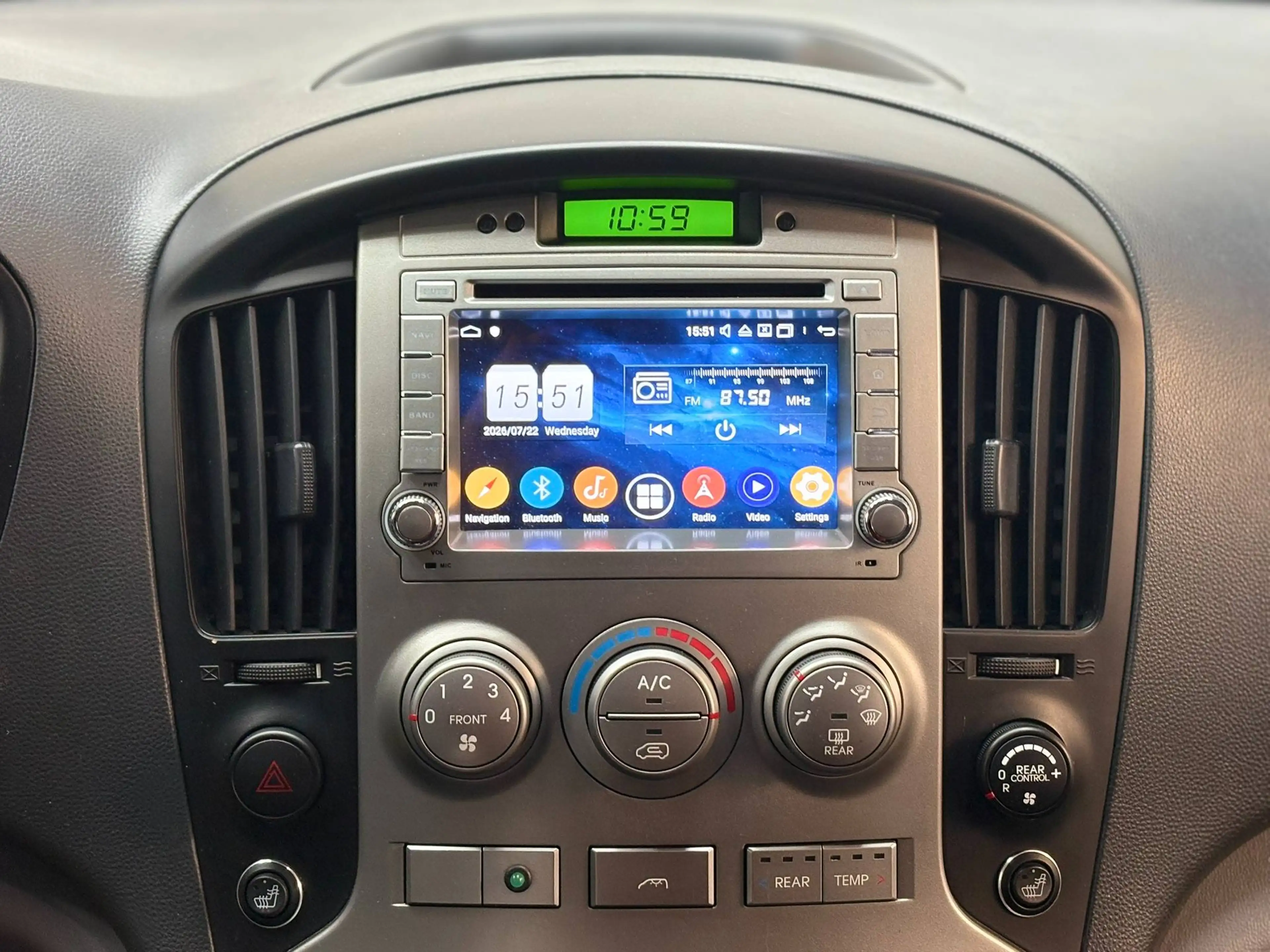 Hyundai H-1 Grand Starex — photo 15