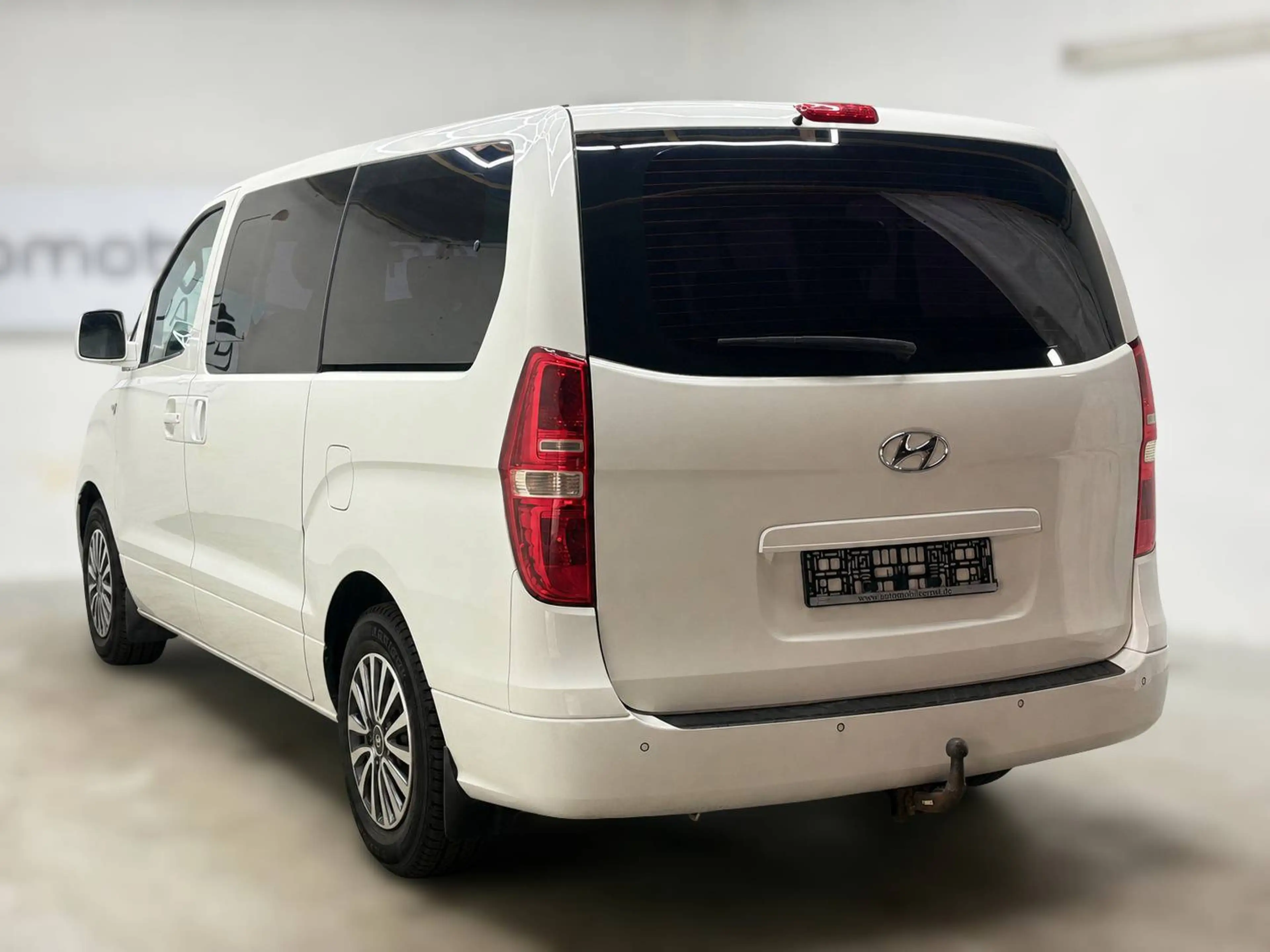 Hyundai H-1 Grand Starex — photo 2