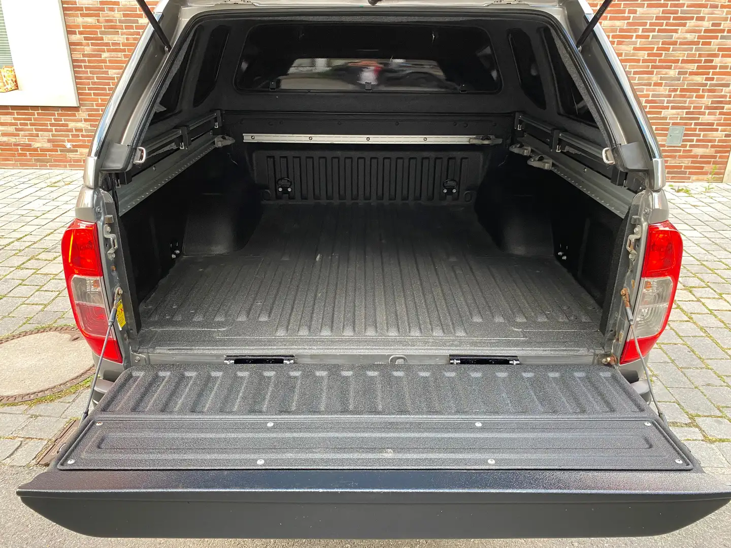 Nissan Navara N-Guard  SONDERMODELL mit HARDTOP Gris - 1