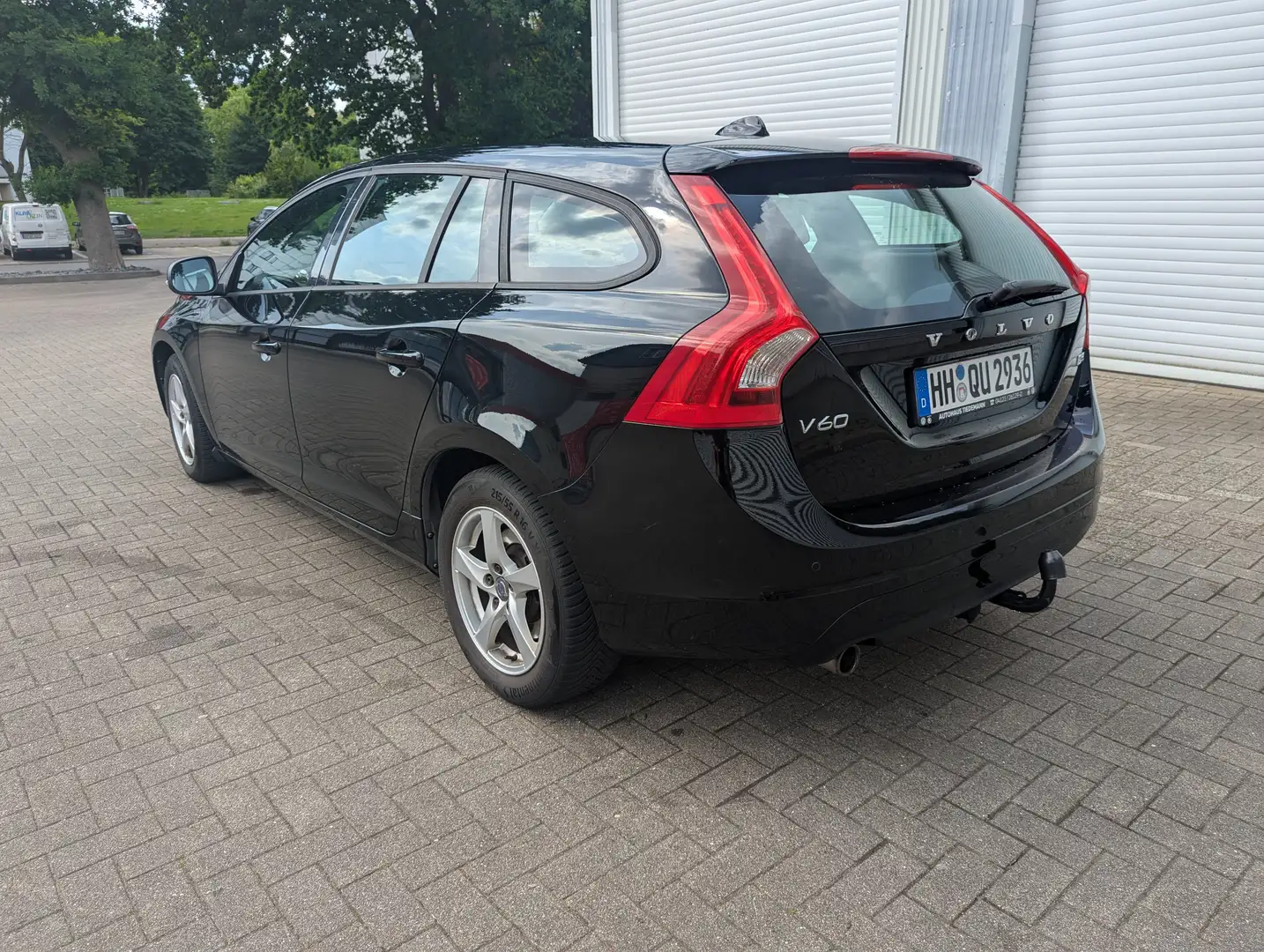 Volvo V60 V60 Diesel D3 Geartronic Linje Business AHK Autom. Schwarz - 2