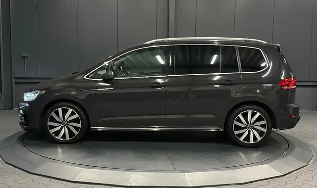 Volkswagen Touran view 2
