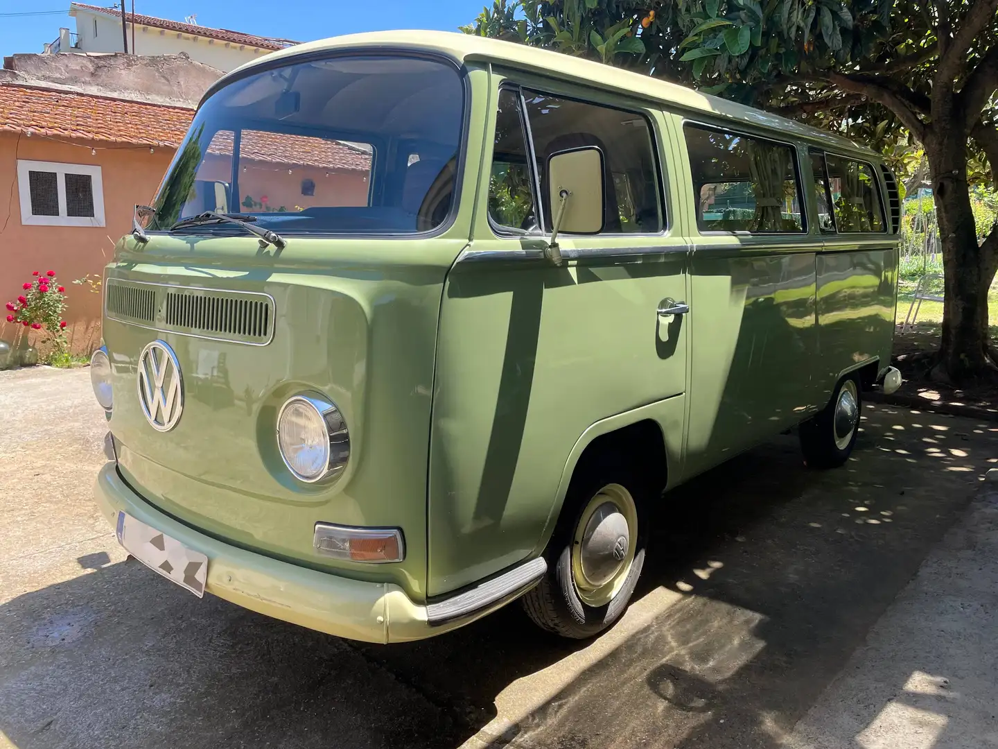 Volkswagen T2 Restaurada, muy bien conservada y sin oxido. Impecable de chapa, pintura y motor. Interior con cama, nevera y armarios Verde - 1