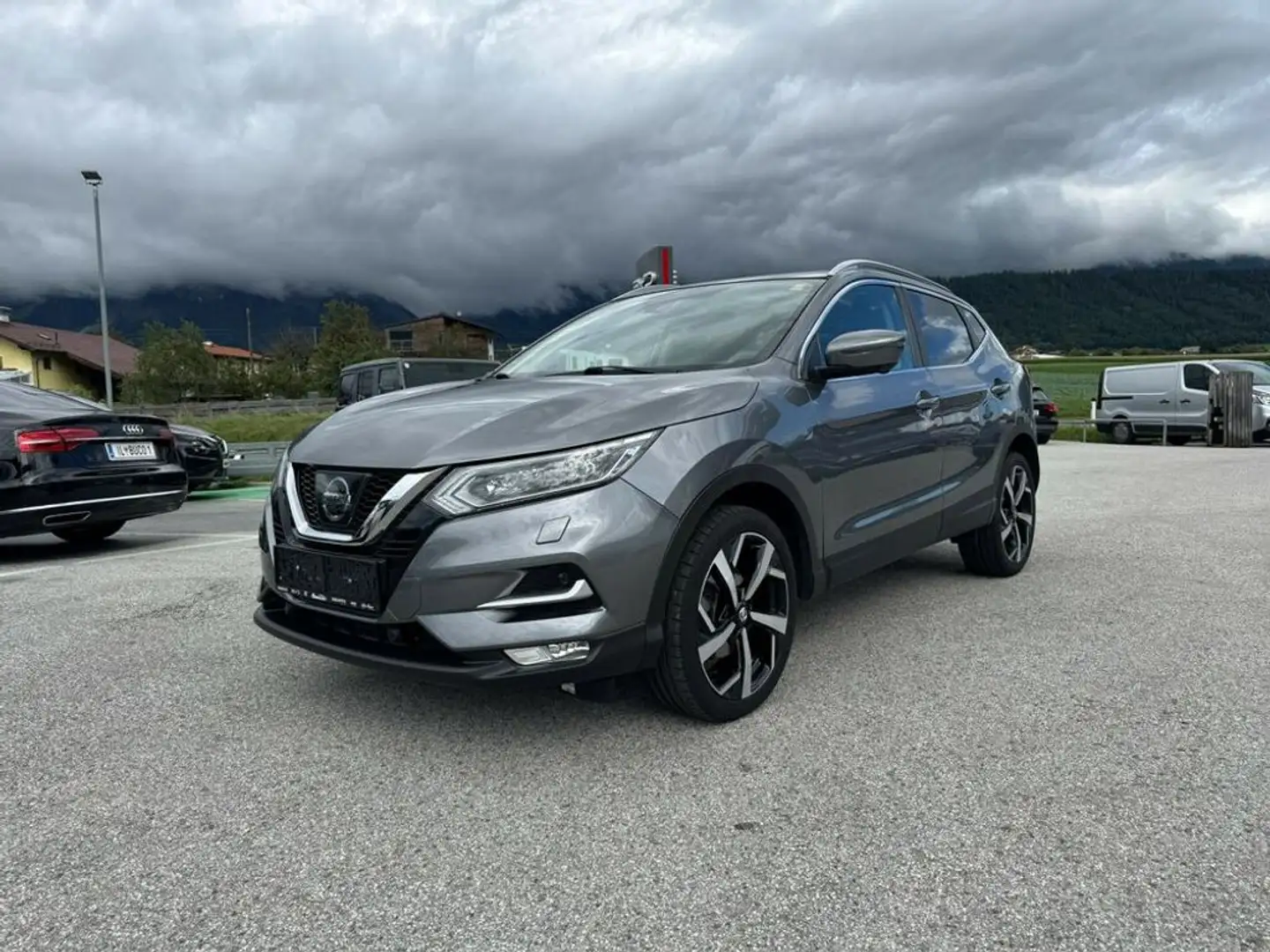 Nissan Qashqai Tekna 1,2 DIG-T Xtronic Aut. Grau - 2