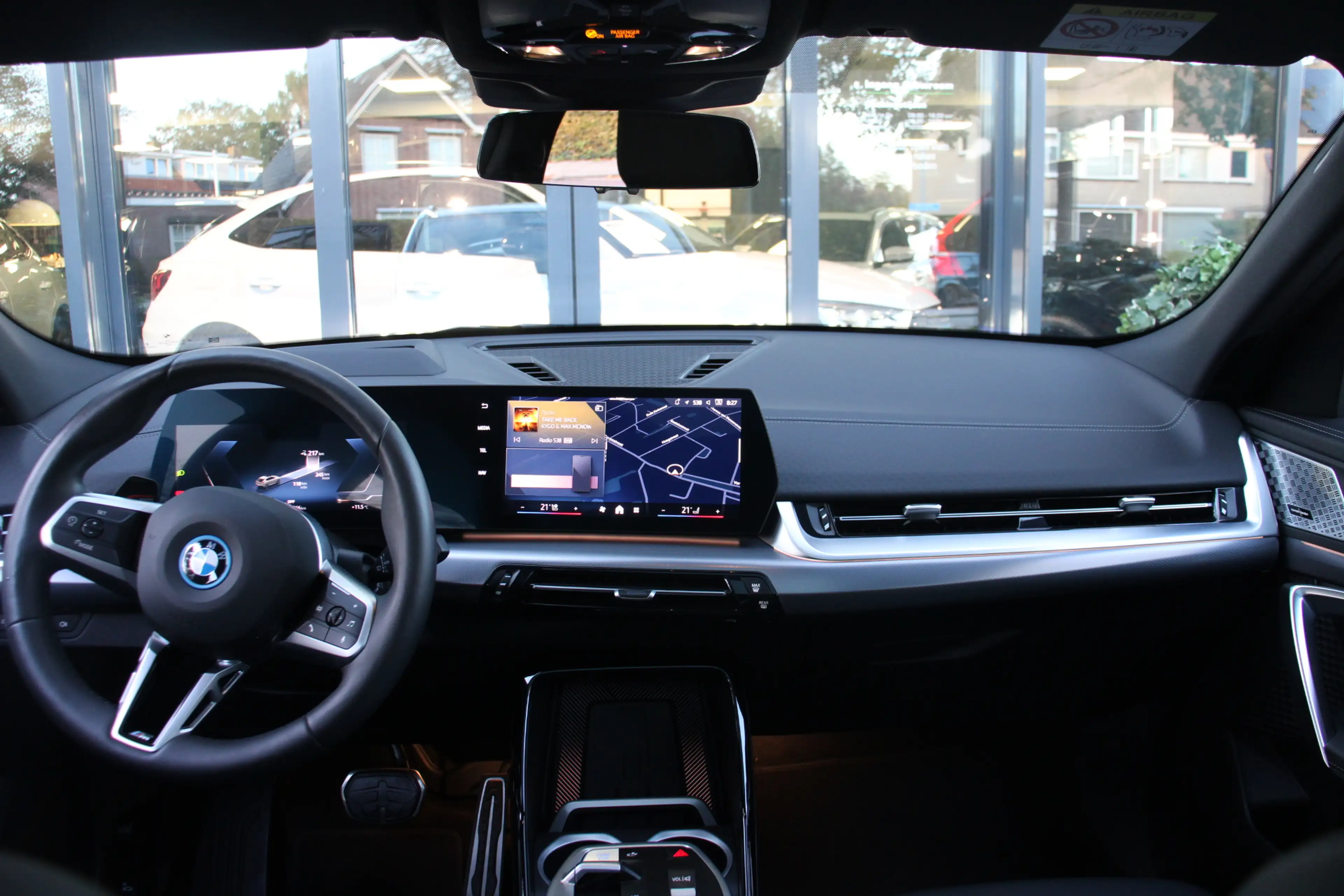 BMW iX2 eDrive20 67 kWh M Sport Pro Edition Shadowline/360 — photo 2