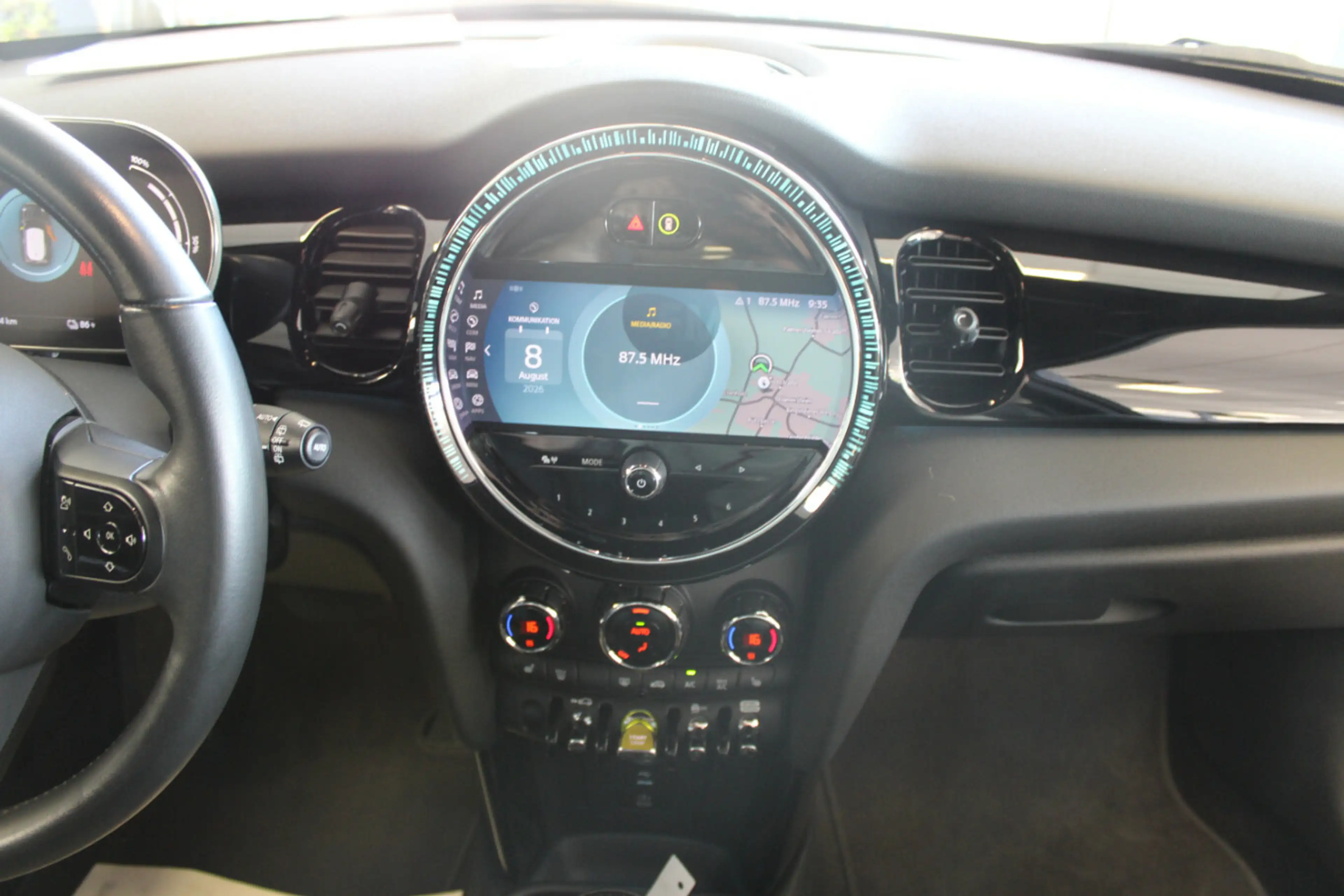 MINI Cooper SE Classic Trim — photo 11