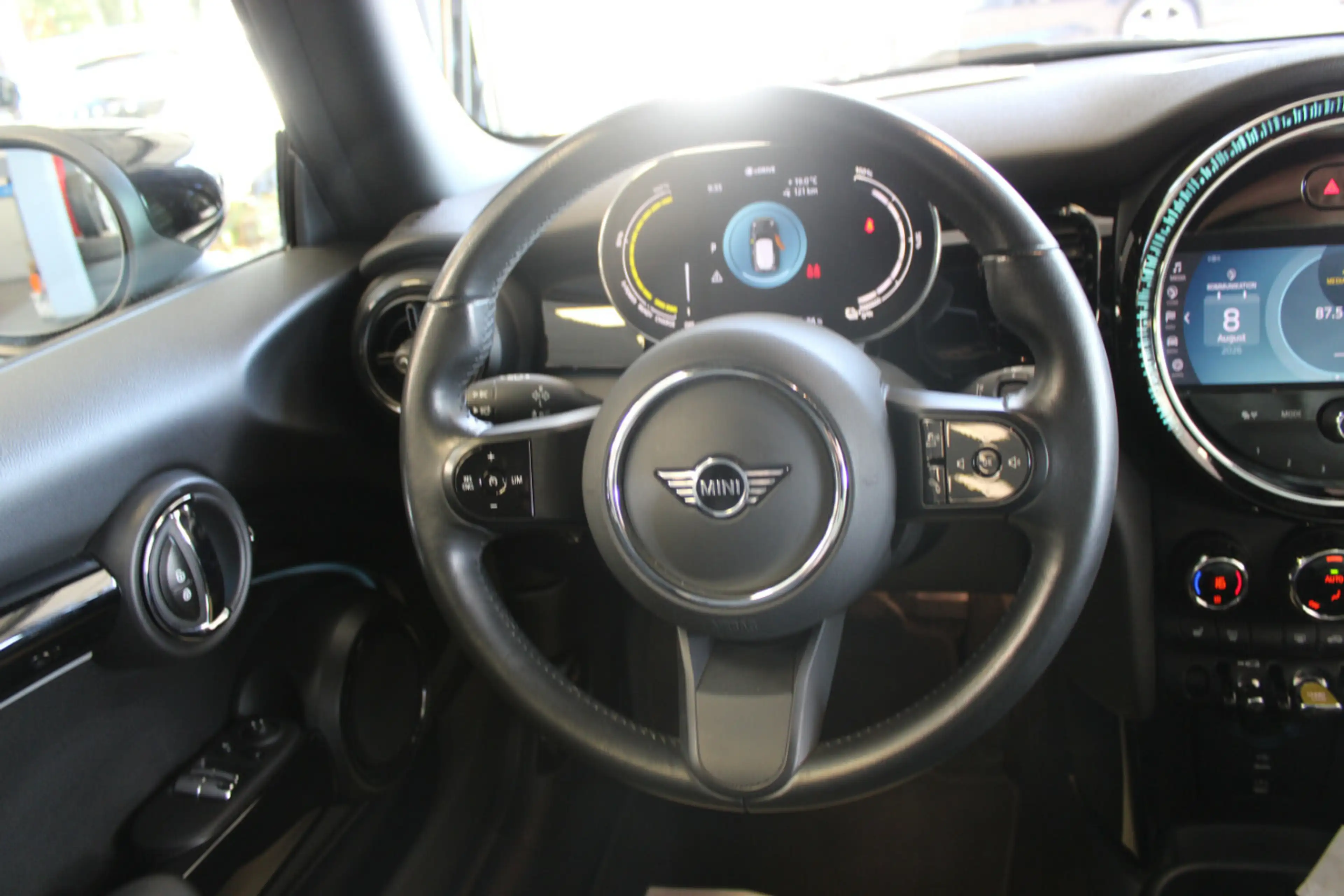MINI Cooper SE Classic Trim — photo 10