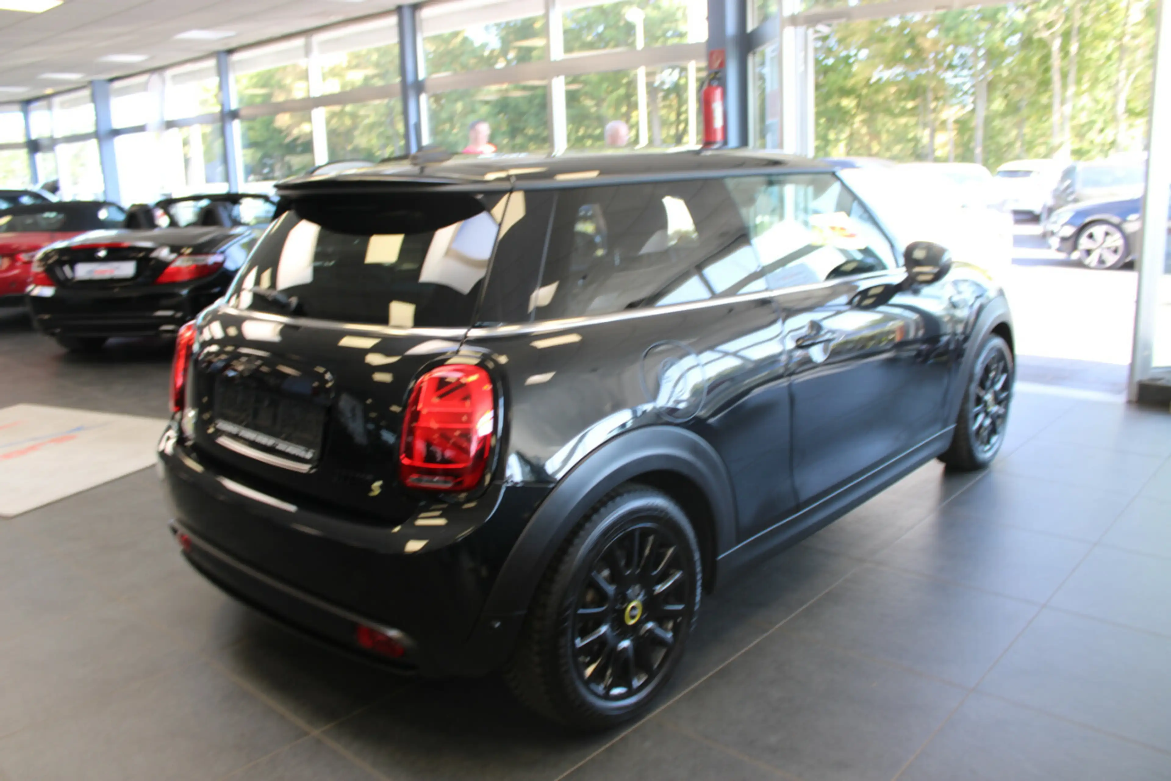 MINI Cooper SE Classic Trim — photo 8