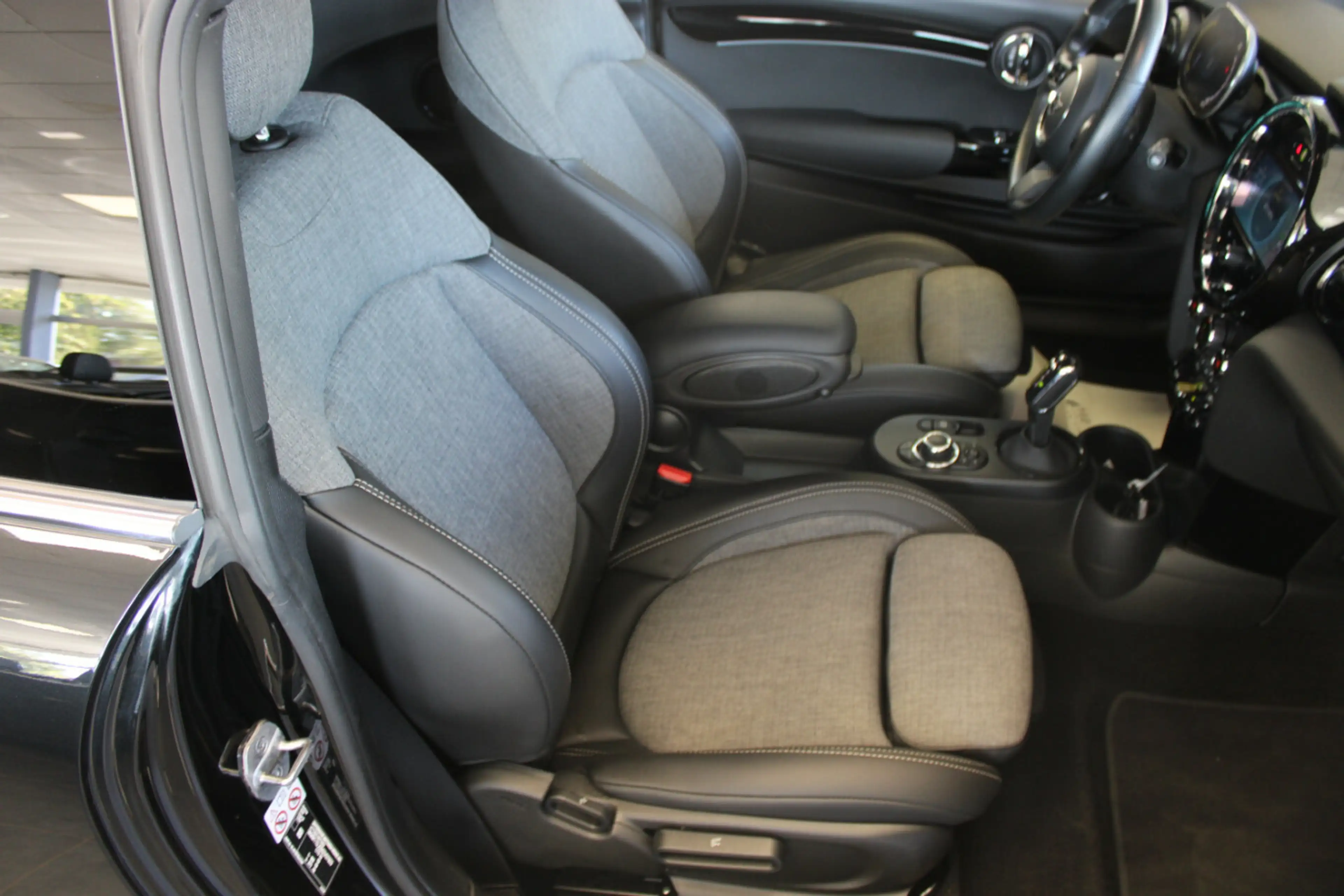 MINI Cooper SE Classic Trim — photo 12