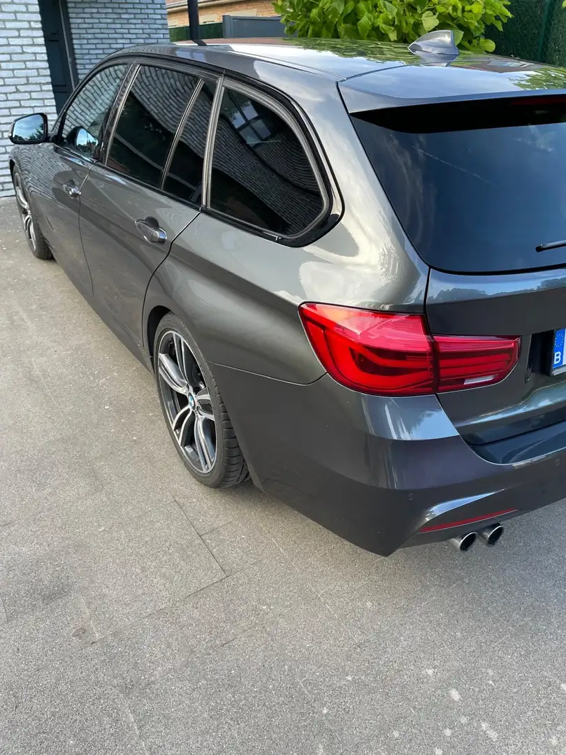 BMW 330 330d Touring Aut. M Sport Grijs - 2