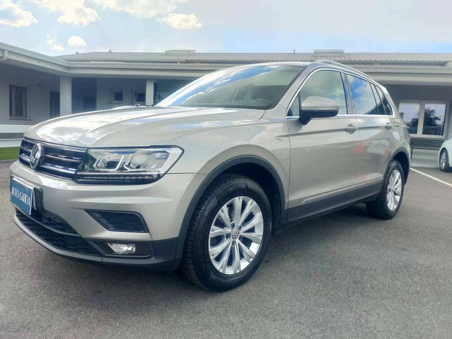 Volkswagen Tiguan II 2020 2.0 tdi Business 150cv dsg Gris - 1