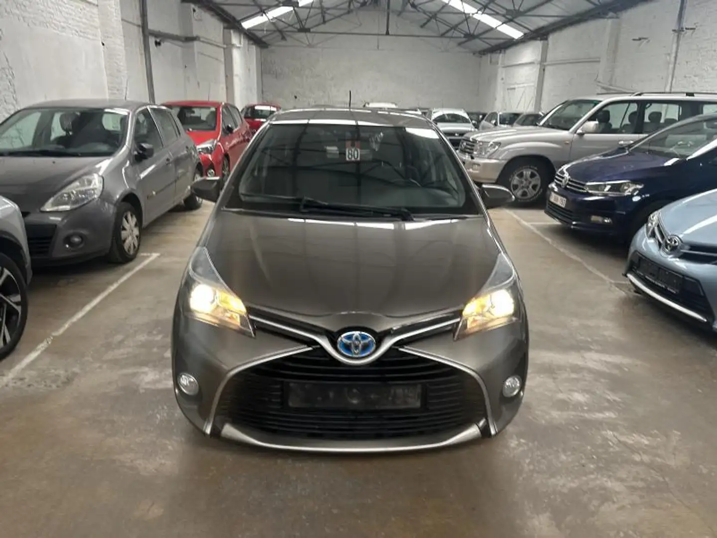 Toyota Yaris Business Plus Gris - 2