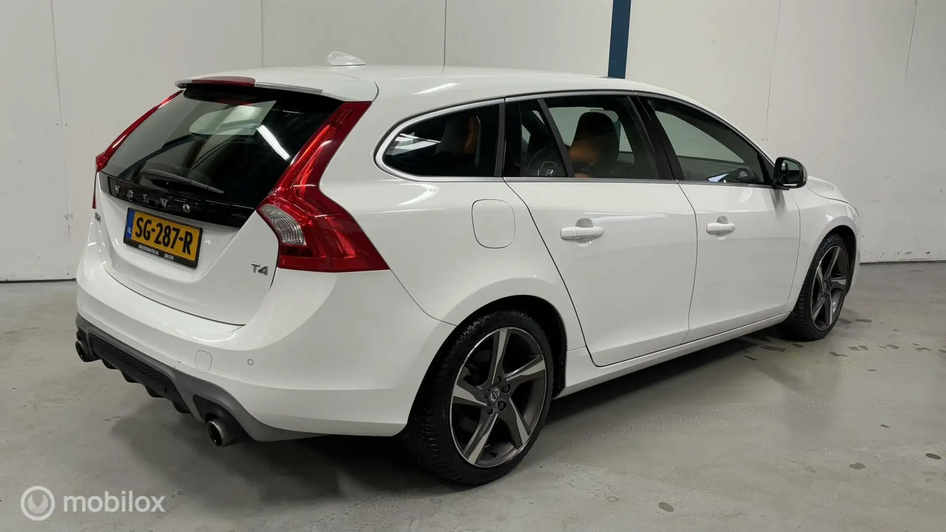 Volvo V60 2.0 T4 R-design NL-AUTOMAAT / AUTOMAAT Wit - 2