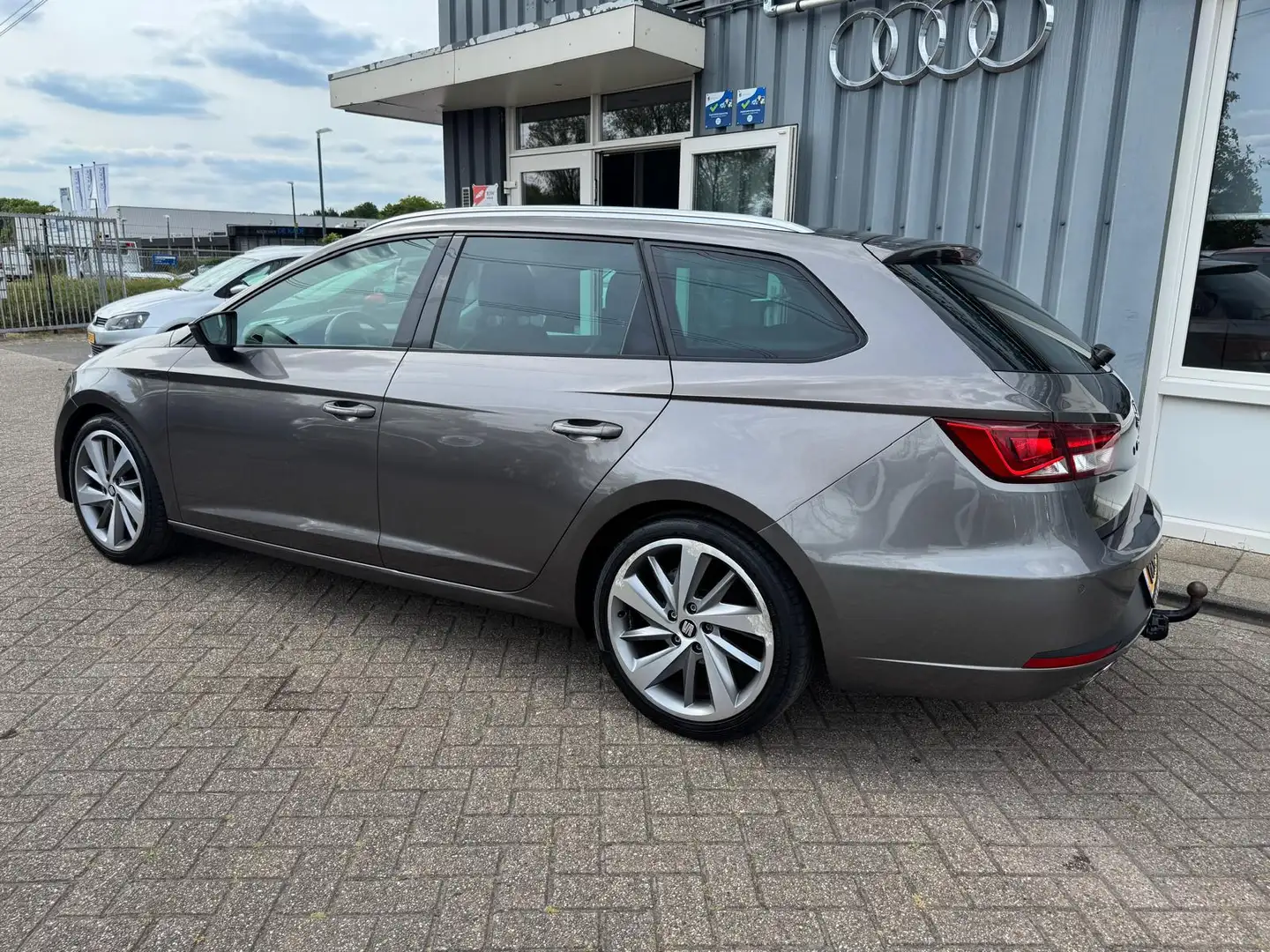 SEAT Leon ST 1.4 TSI ACT FR Dynamic navi panoramadak Grijs - 2