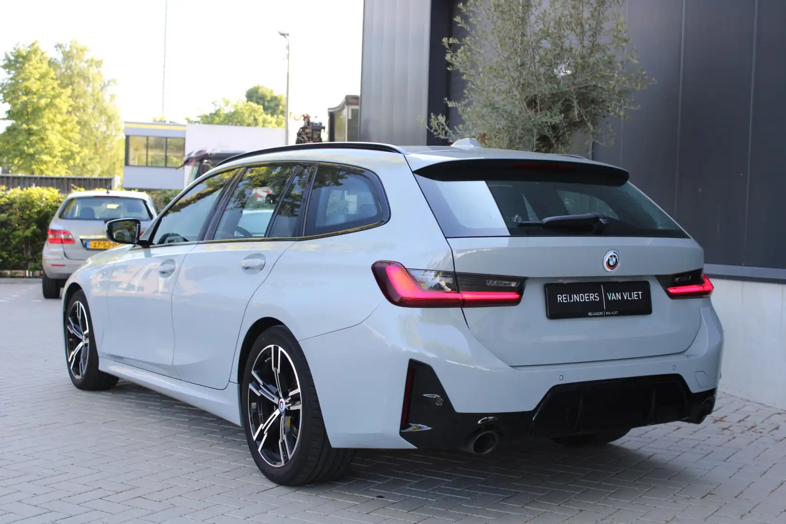 BMW 318 3-serie 318i Touring M-Sport | Facelift | Leder Mo Grijs - 2